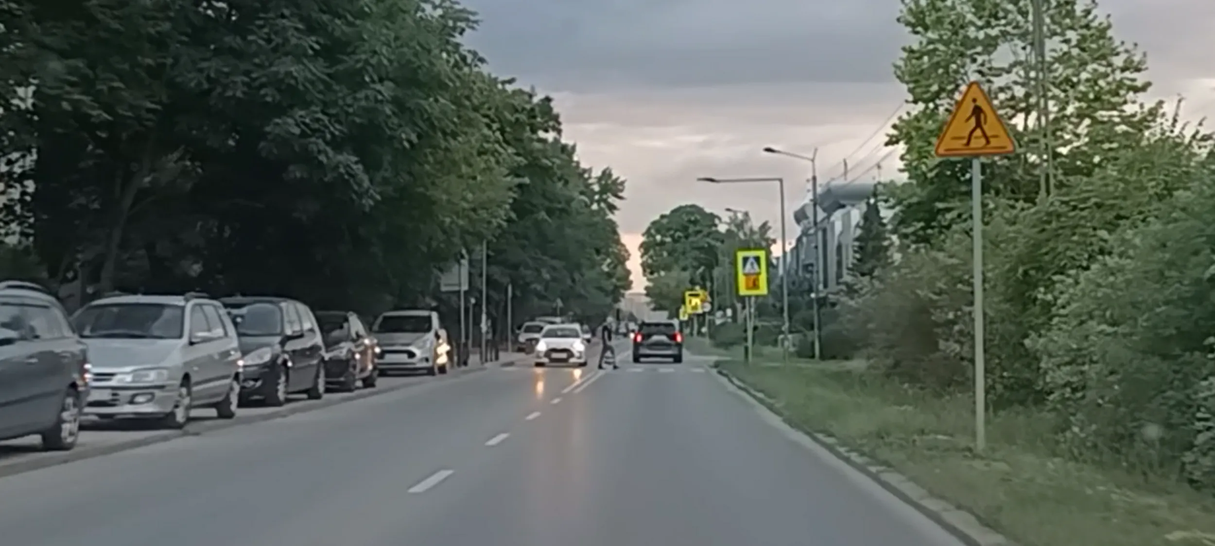 Bandyta drogowy przejeżdża przez przejście dla pieszych i nie ustąpił pierwszeństwa pieszemu na przejściu