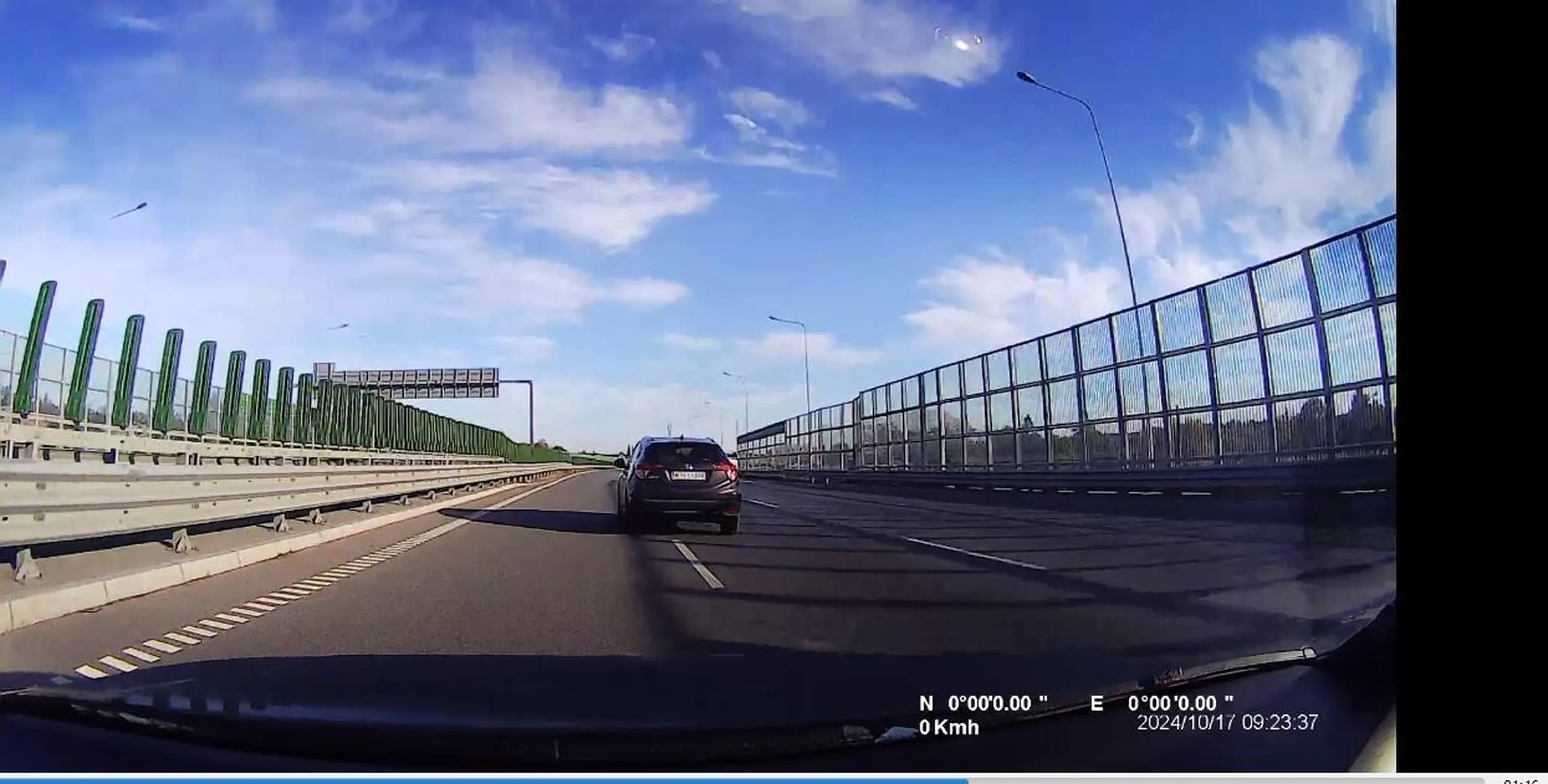 kobieta prawie spowodowała katastrofe w ruchu drogowym doprowadzając prawie do zderzenia 2 innych samochodów, najpierw blokuje lewy pas gdy droga ma 2 pasy ruchu nie zjezdza na prawy pas a miała na to duzo miejsca, gdy włączył się 3 pas ruchu gdy byłem juz na pasie zajezdza droge powodujaczagrozenie gdy przed nia nikogo nie bylo chwile pozniej gdy ksiezniczka blokowala lewy pas srodkowym jechal samochod z przodu zjezdzajac na prawy wolny pas wówczas samochód z przodu zajechał droge na prawym pasie powodujac zagrozenie poraz 3 w jednej minucie w tym dniu czyli 17/10 jechało kilka takich bab w telefonach i takich sytuacji było 4