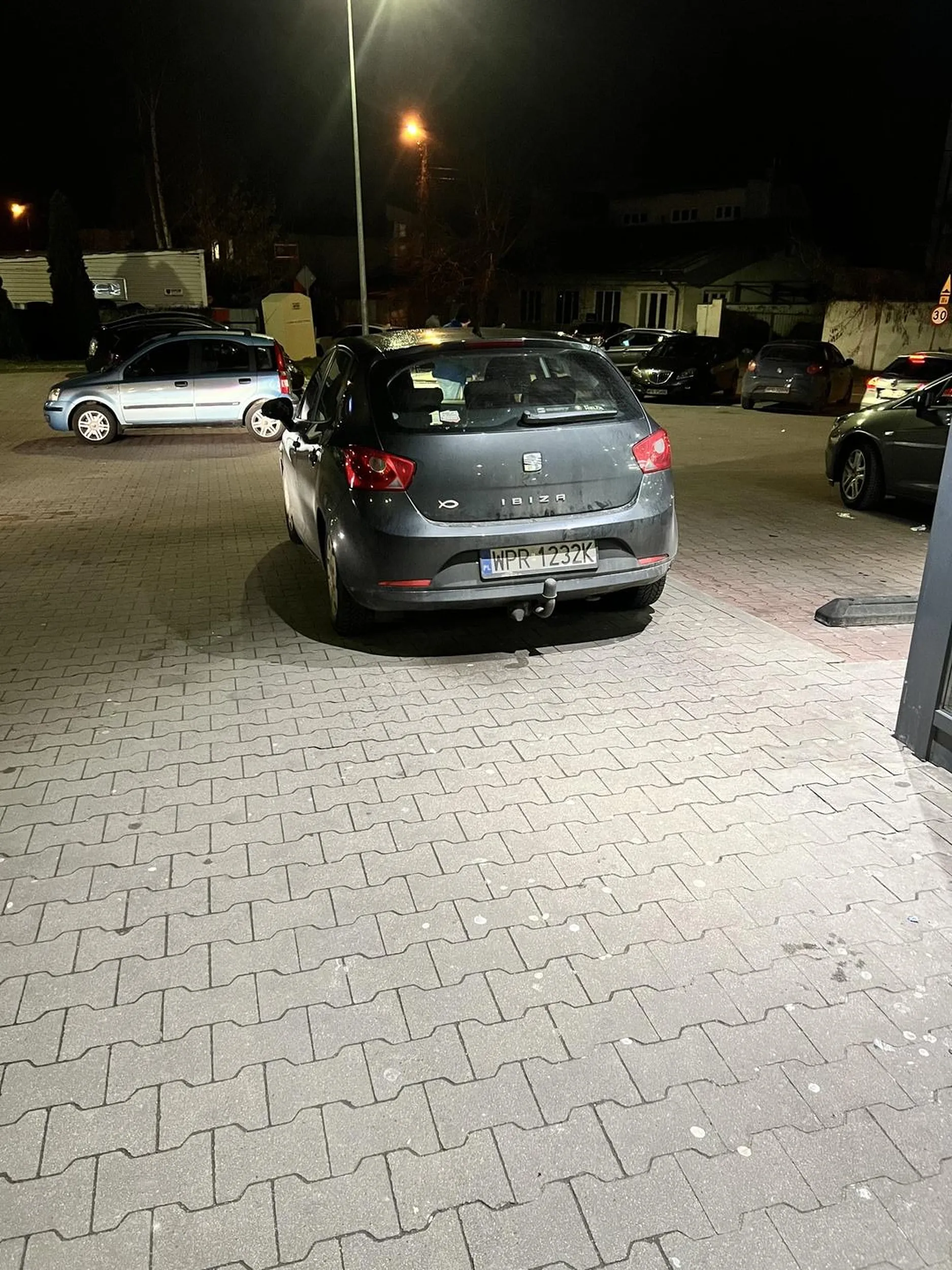 Jehowa Ameba umysłowa i parkingowa w jednym która stoi pod samym wejściem do sklepu na drodze utrudniając przejazd innym. Spotkacie taką w Pruszkowie na, al. Jerozolimskie 454