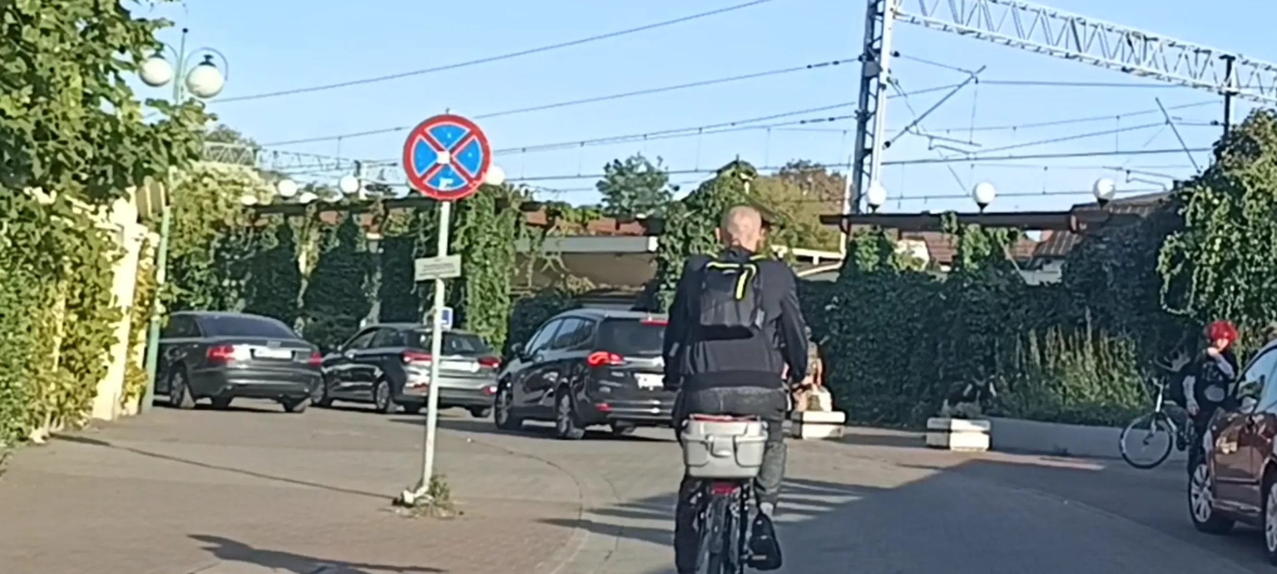 Patologia parkuje na chodniku i na ulicy gdzie jest zakaz zatrzymywania się i postoju B-36