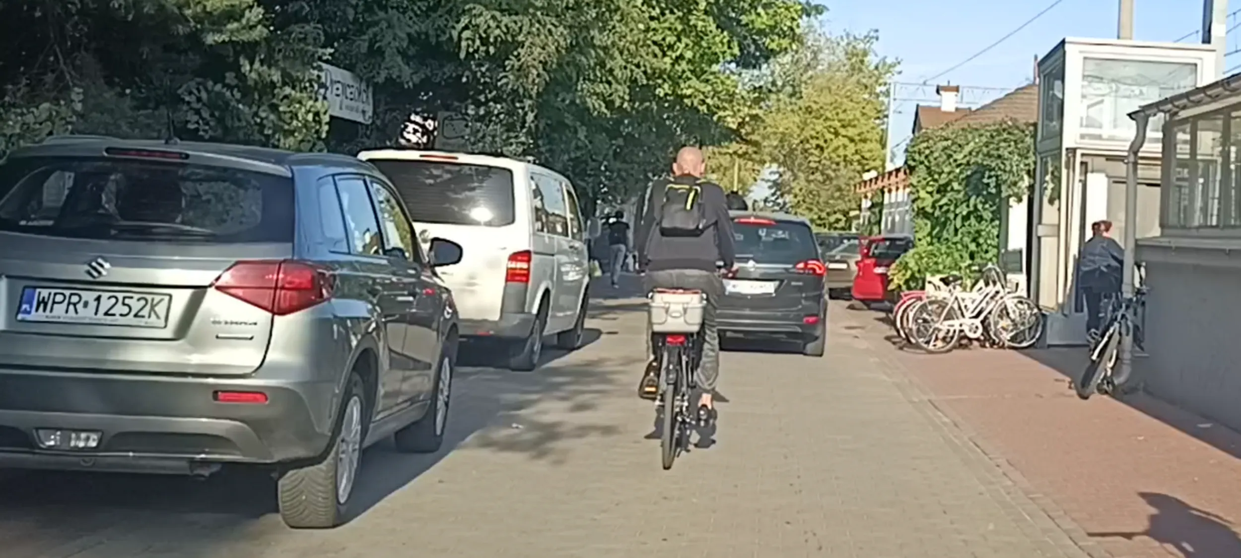 Patologia parkuje na chodniku i na ulicy gdzie jest zakaz zatrzymywania się i postoju B-36