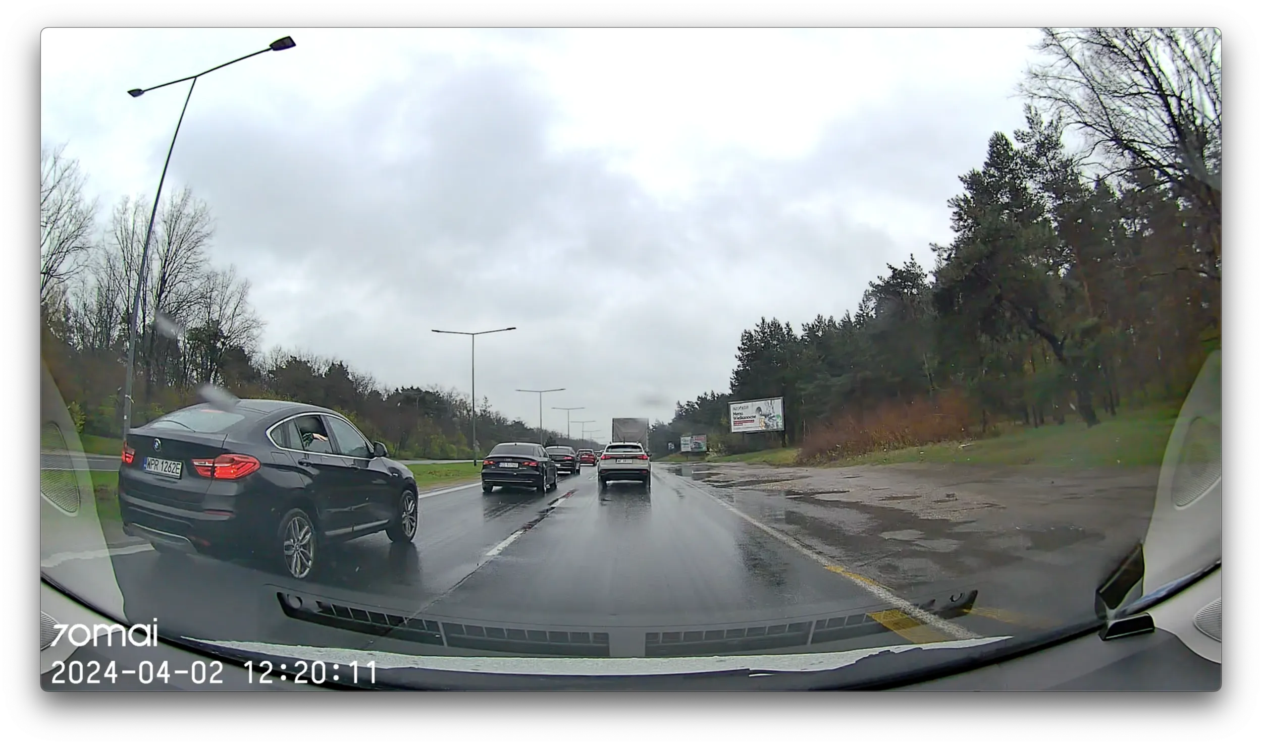 Nieładnie wyrzucać śmieci na drogę, wszystko się nagrało...