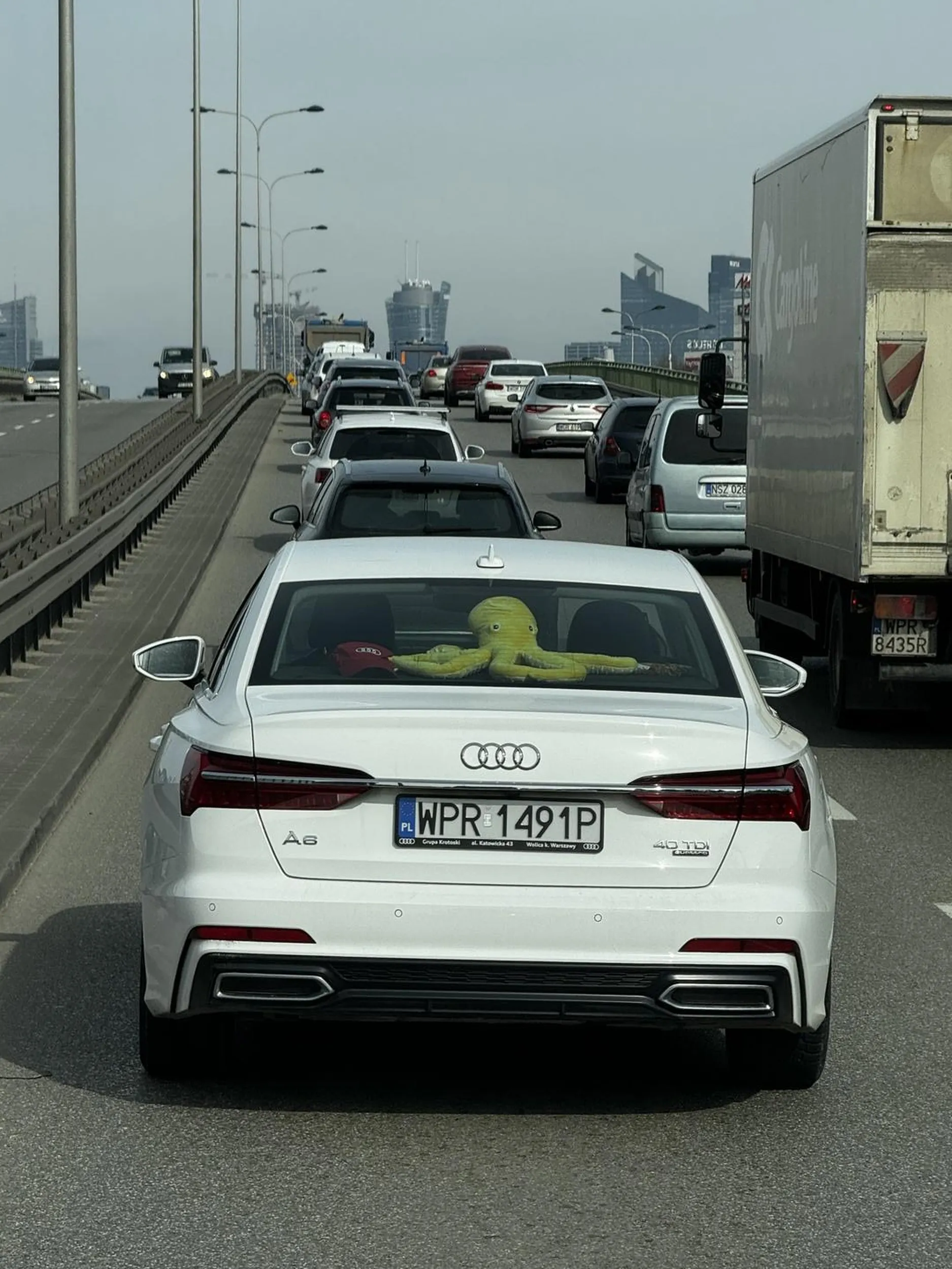 Brudasie, niedopałki z papierosów wyrzuca się do popielniczki a nie za szybę