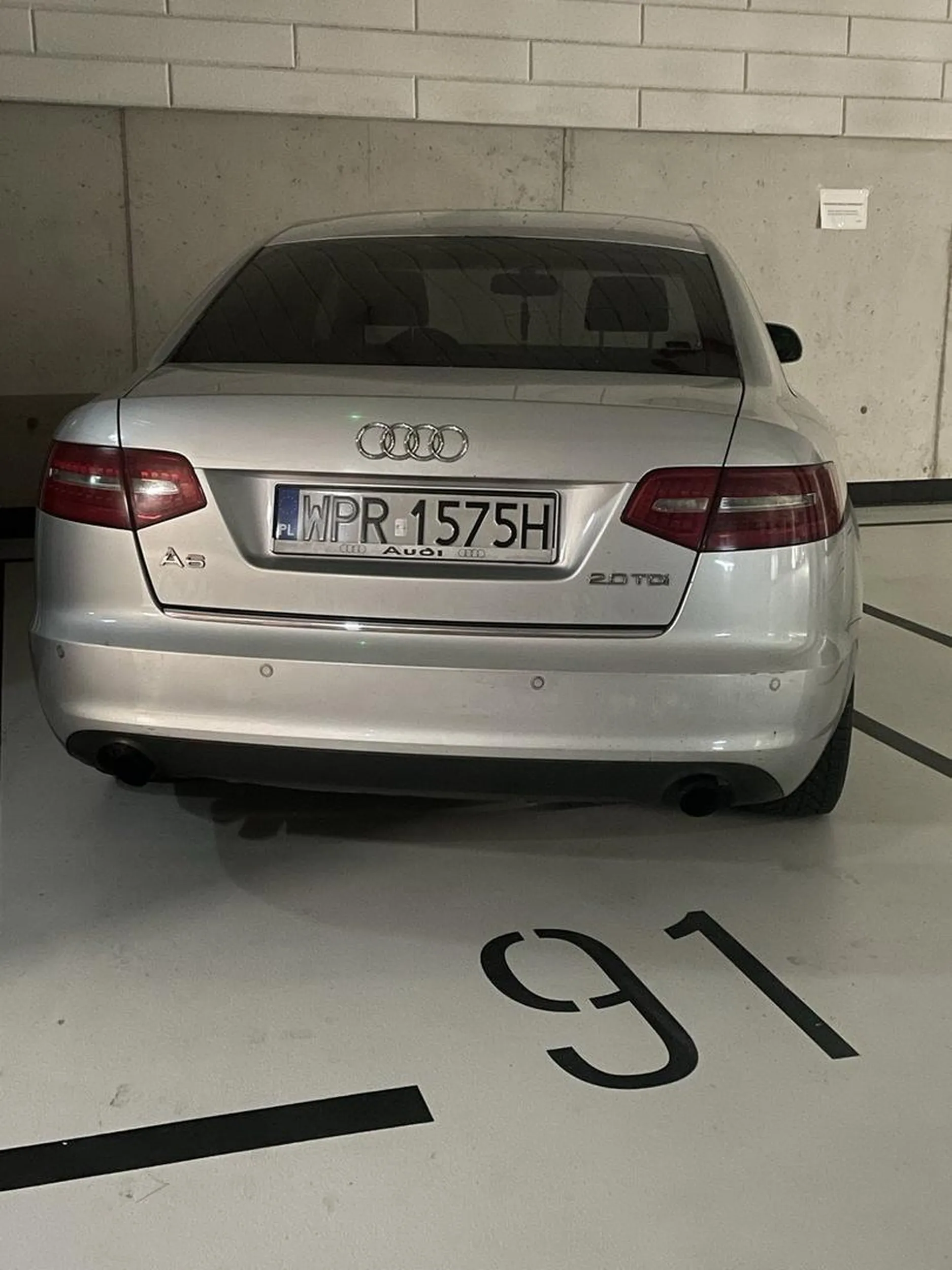 Parkuje na cudzym miejscu parkingowym bez pozwolenia. Nie zostawia karteczki z kontaktem. Brak szacunku do cudzej własności.