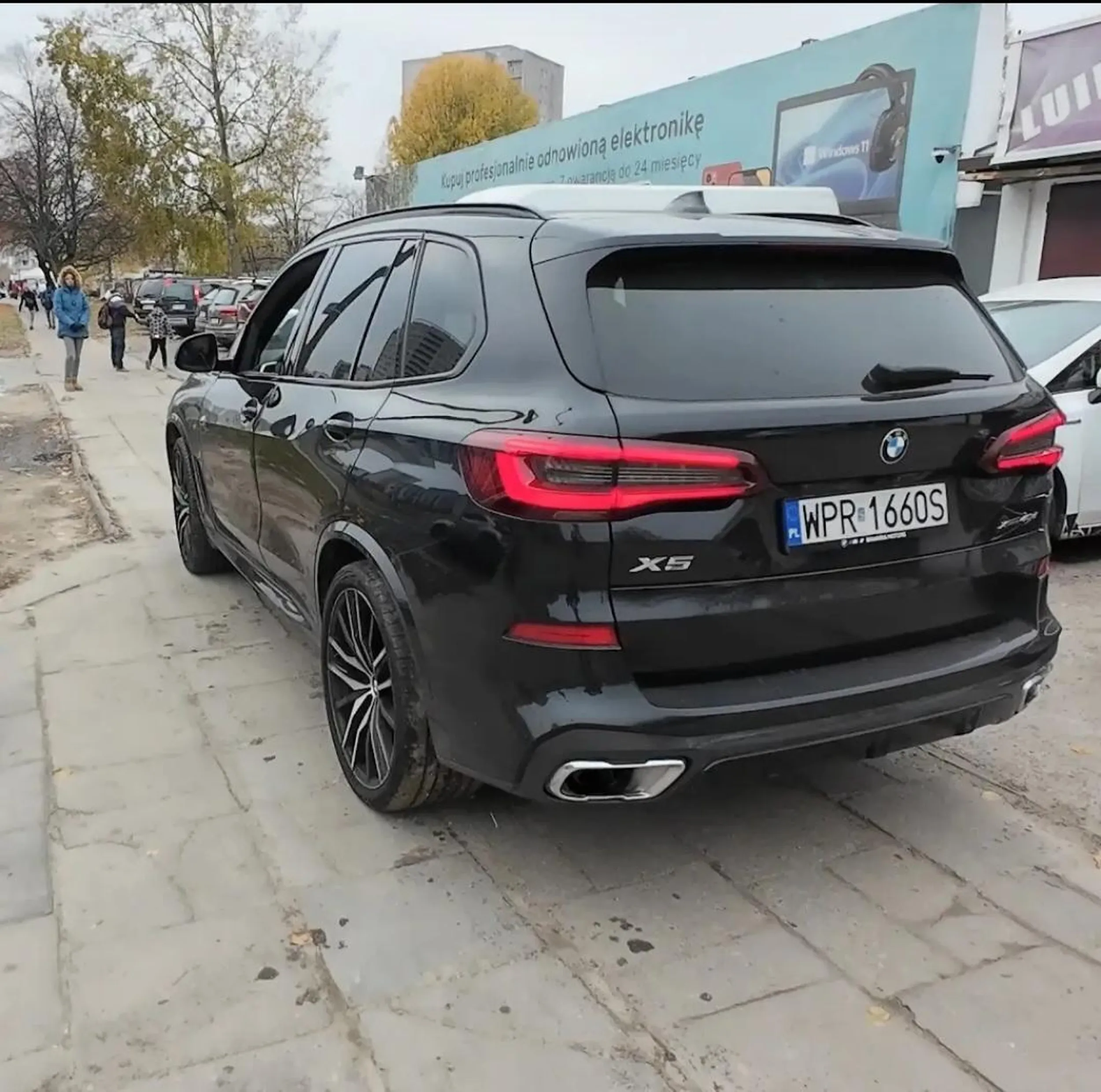 Ale parowa na chodniku parkuje