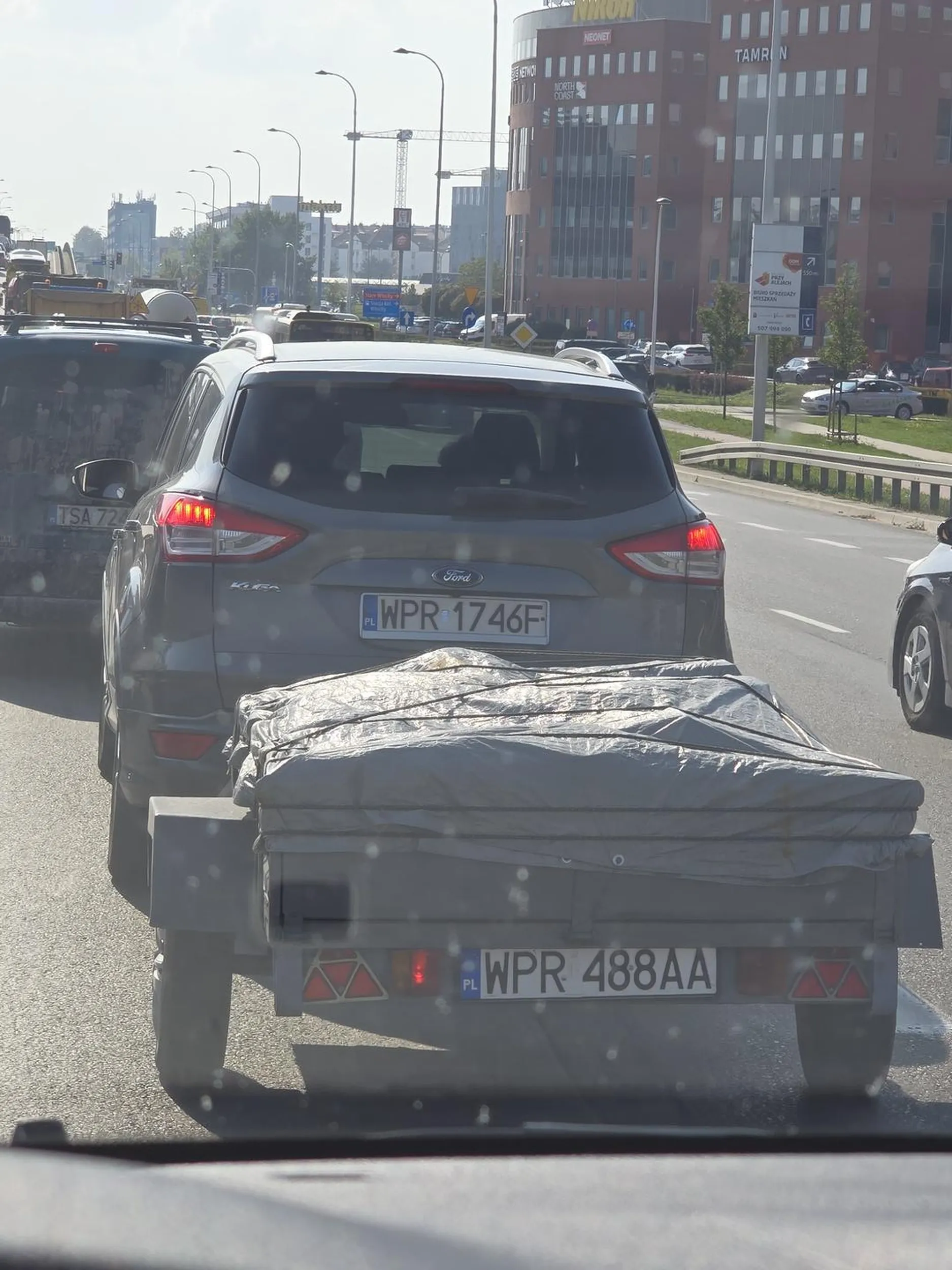 Dziadek z Warszafki wciska się na siłę miedzy samochody.. niestety demencja daje wyznaki i kretyn zapomina ze ma jeszcze przyczepke i praktycznie powoduje kolizję.. Po 500m dalej znowu wciska sie przed kogoś innego znowu prawie zachaczajac przyczepką. Prawo jazdy do oddania.