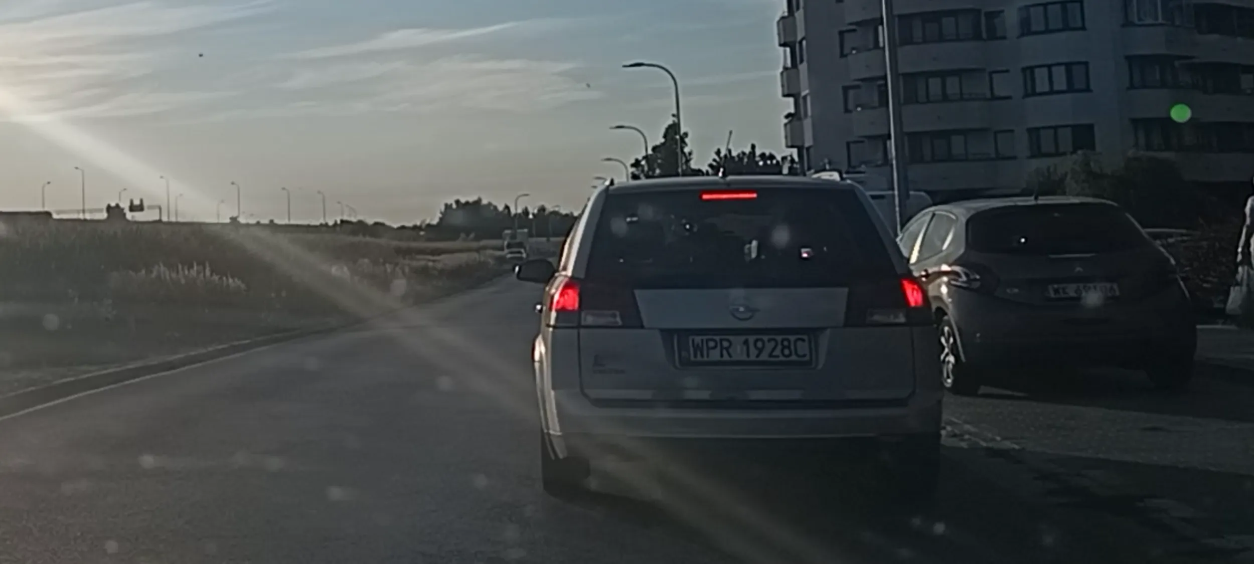 Jedzie z dzieckiem i rozmawia przez telefon komórkowy trzymany w ręku. Głupota.