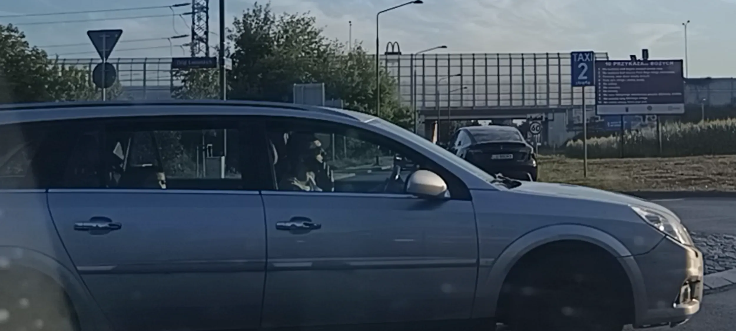 Jedzie z dzieckiem i rozmawia przez telefon komórkowy trzymany w ręku. Głupota.