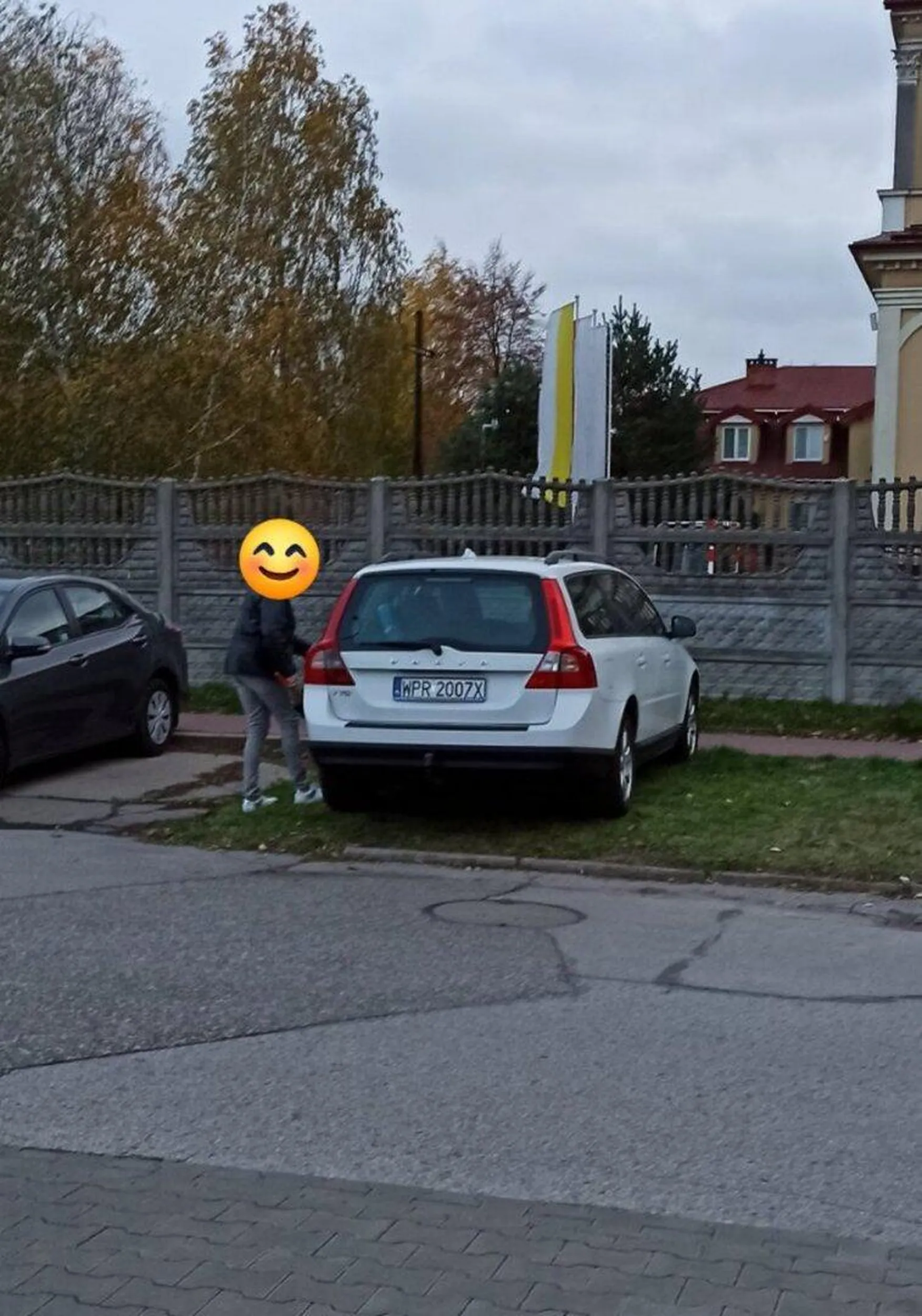 Pani rozjeżdża mój trawnik pod blokiem. Trochę słabo bo Pani wpadła prawdopodobnie na cmentarz przed wszystkimi świętymi a ja tu mieszkam i będę oglądał rozjeżdżony trawnik przez pół roku, zimą ta trawa nie odbije.