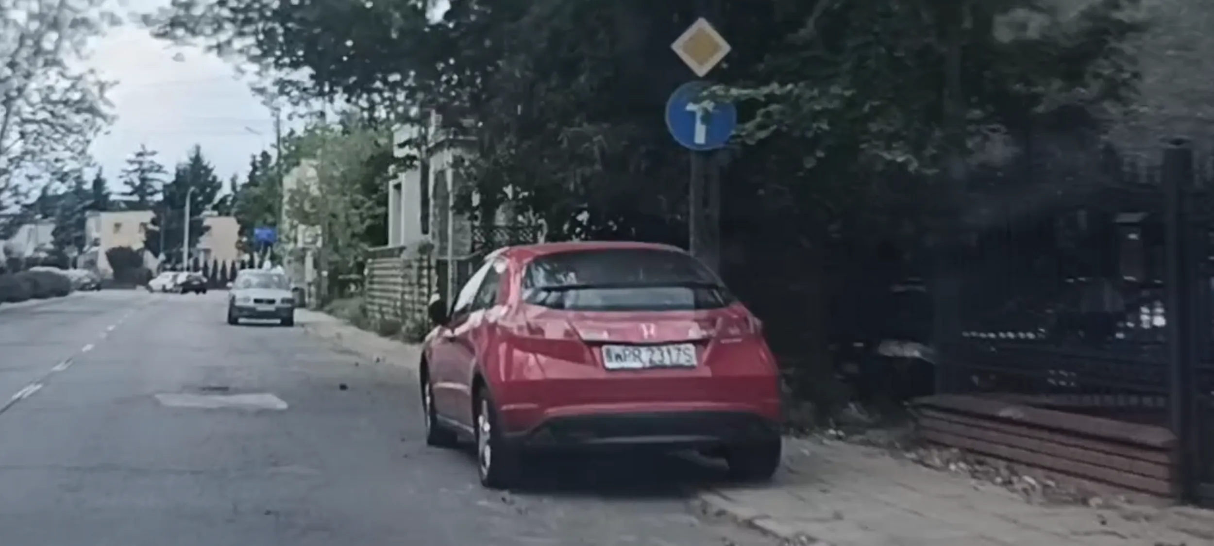 Nie umie parkować i pieszy nie ma przejścia