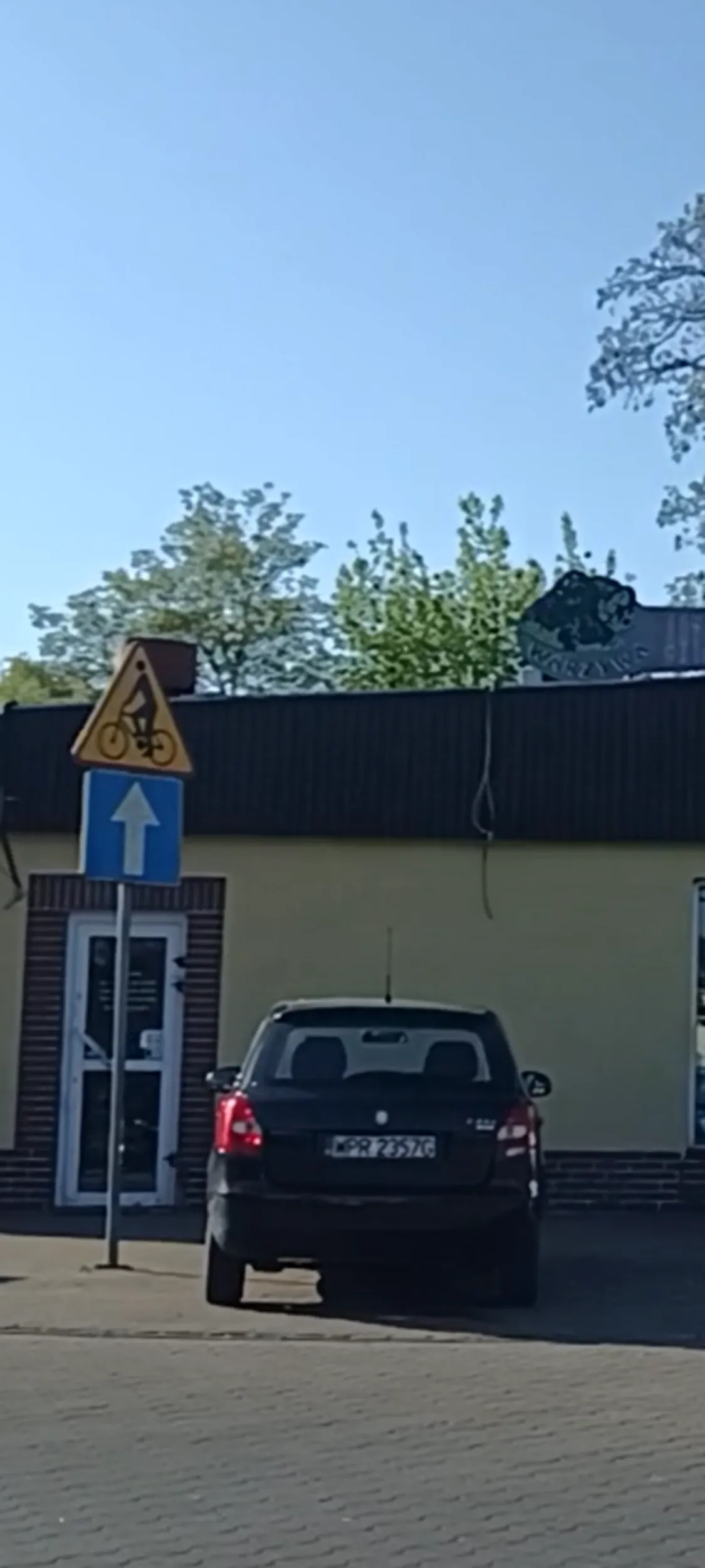 Cham zastawił ludziom przejście chodnikiem