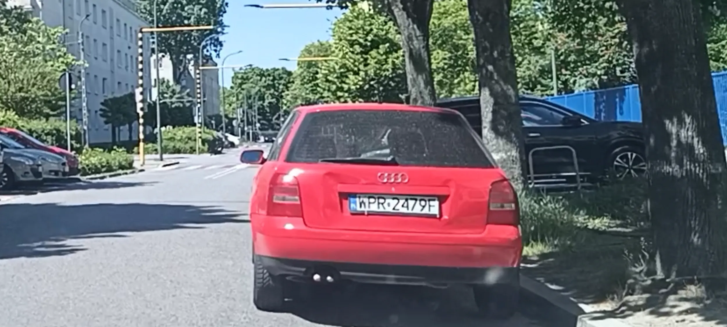 Dzikus parkuje na ulicy gdzie jest zakaz zatrzymywania się i postoju B-36