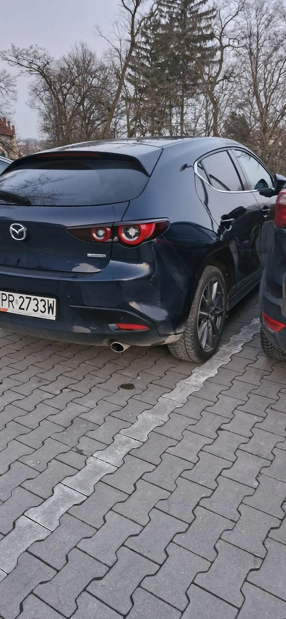 Durna paniusia zajeżdża tą Mazdą i kompletnie ma wywalone na to, że do auta po prawej nie można się dostać. Właź człowieku przez bagażnik bo warszawka nie myśli.