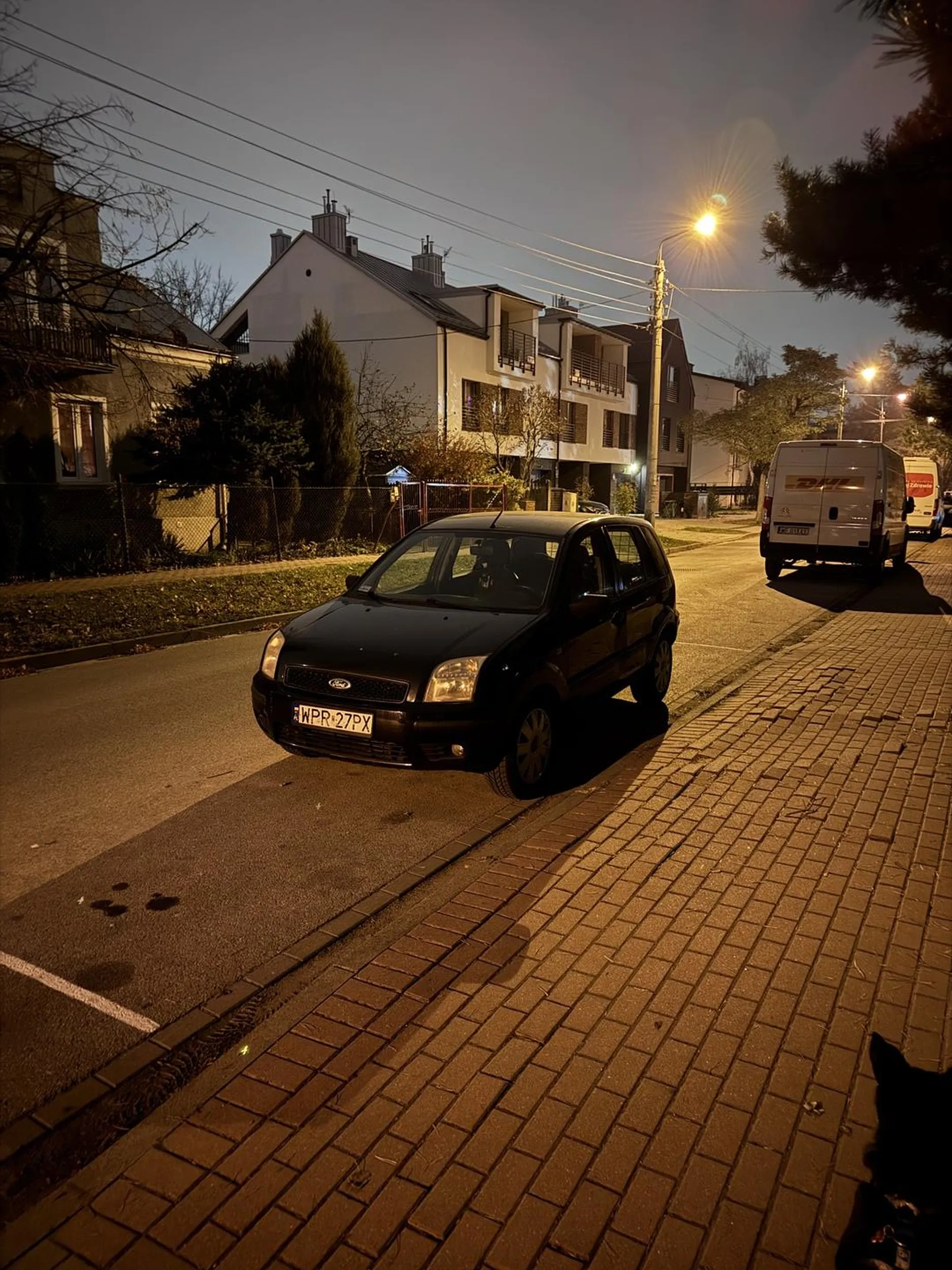 pod blokiem, gdzie jest deficyt miejsc staje na środku miejsca, na którym zmieściłyby się dwa samochody, pijany czy głupi, nie pozdrawiam, sąsiad