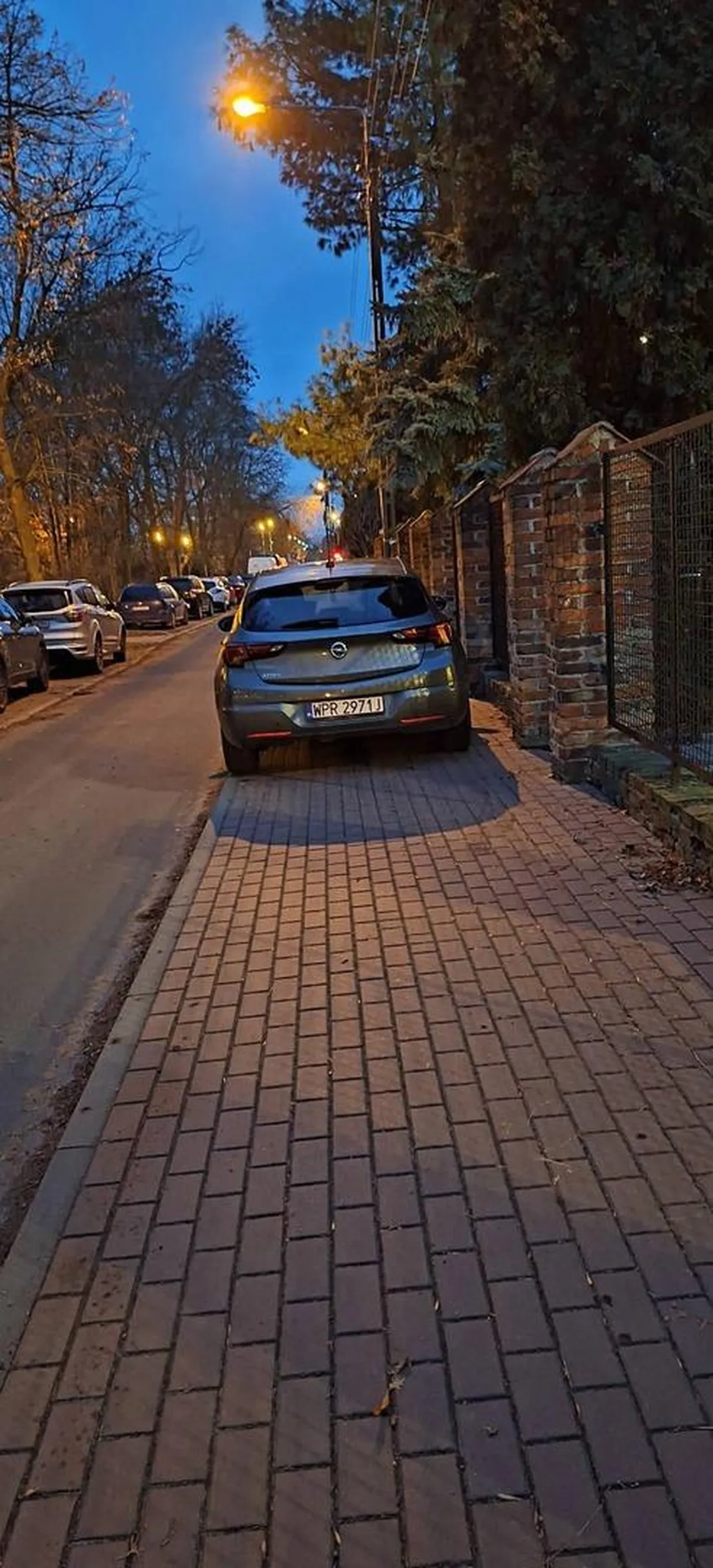 Mistrz parkowania. Obok parking, na przeciwko kościoła parking, koło MOKu też można zaparkować a se zdecydował, że lepiej zająć cały chodnik. Śpieszno mu było do kościoła, to może myślał, że jak się pomodli to zostanie mu odpuszczone