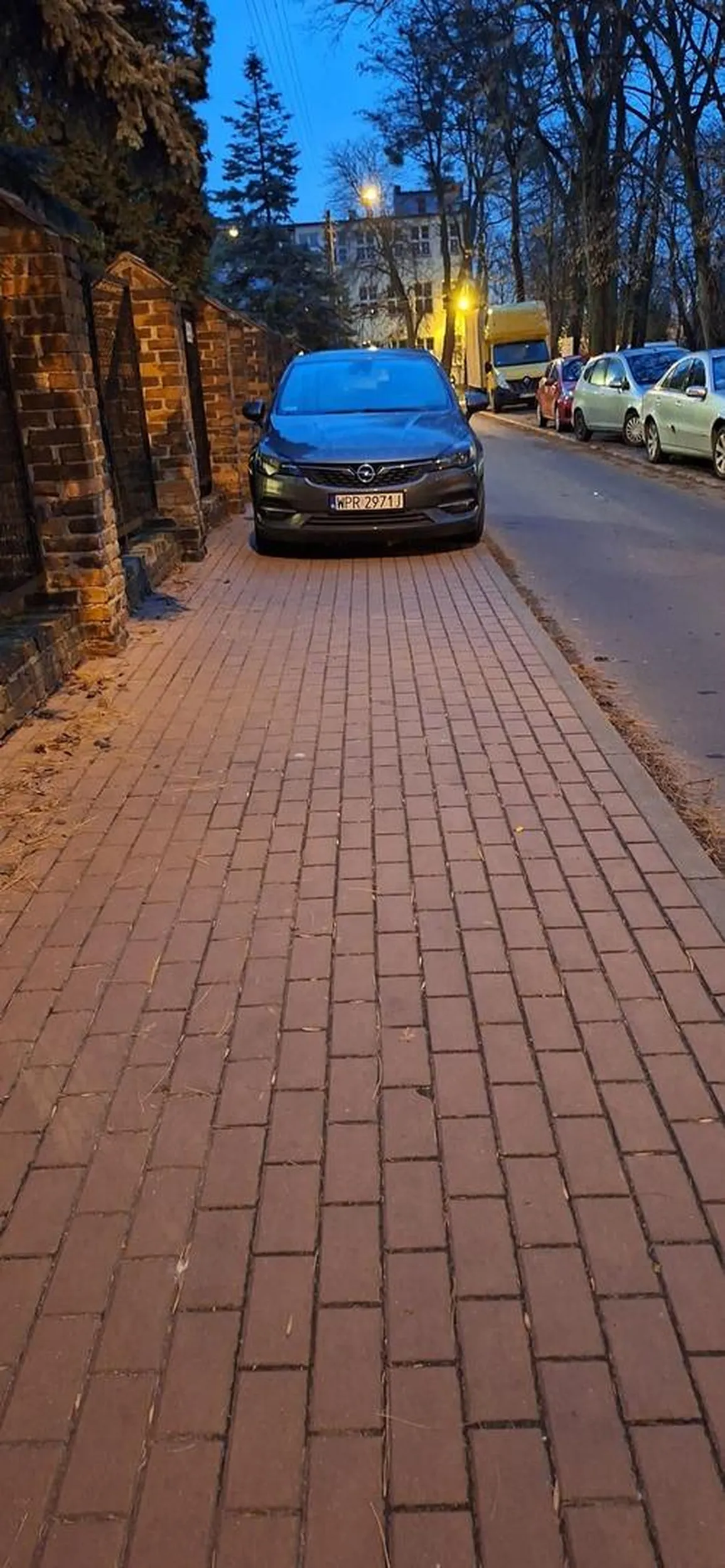 Mistrz parkowania. Obok parking, na przeciwko kościoła parking, koło MOKu też można zaparkować a se zdecydował, że lepiej zająć cały chodnik. Śpieszno mu było do kościoła, to może myślał, że jak się pomodli to zostanie mu odpuszczone