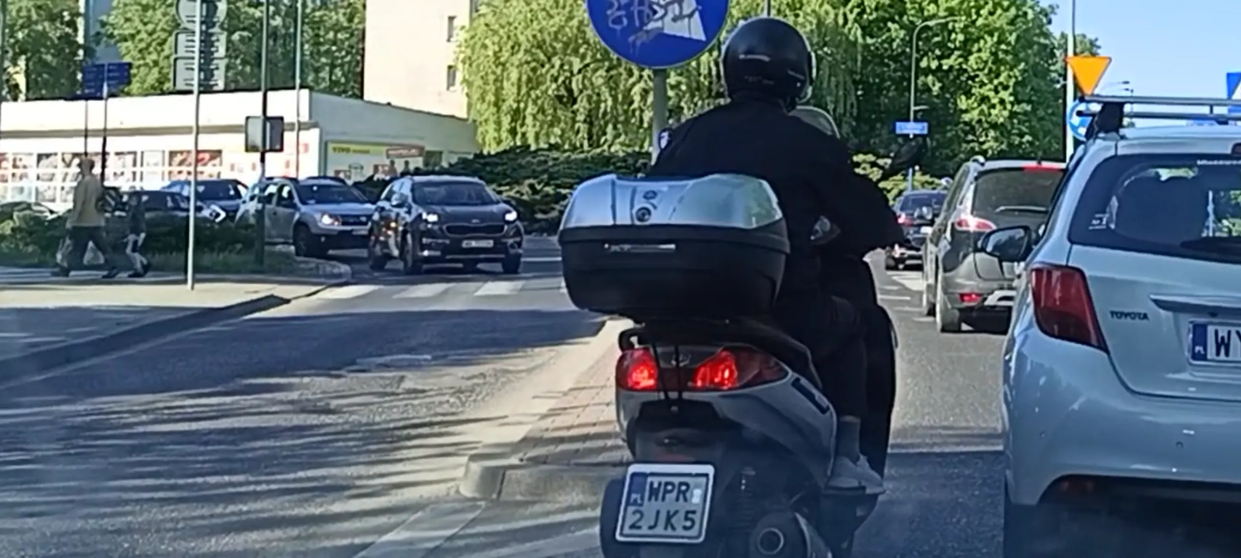 Bandyta na skuterze wyprzedził mnie na podwójnej linii ciągłej i zajechał mi drogę  przy wysepce. Ujek się wcisnął bo miał 40 cm luzu. Następnym razem udam że cię nie widziałem i wjadę w ciebie Chcesz bandyto zostać kaleką?