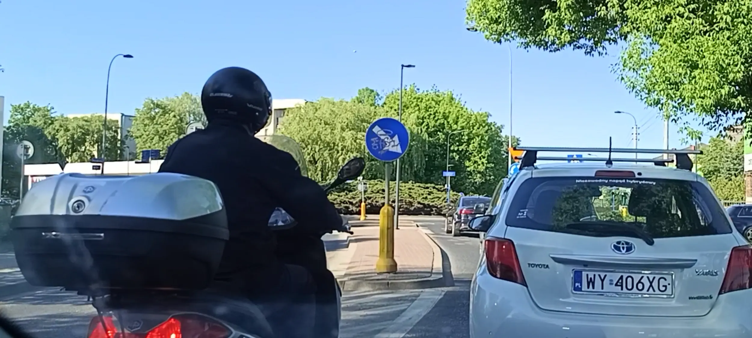 Bandyta na skuterze wyprzedził mnie na podwójnej linii ciągłej i zajechał mi drogę  przy wysepce. Ujek się wcisnął bo miał 40 cm luzu. Następnym razem udam że cię nie widziałem i wjadę w ciebie Chcesz bandyto zostać kaleką?