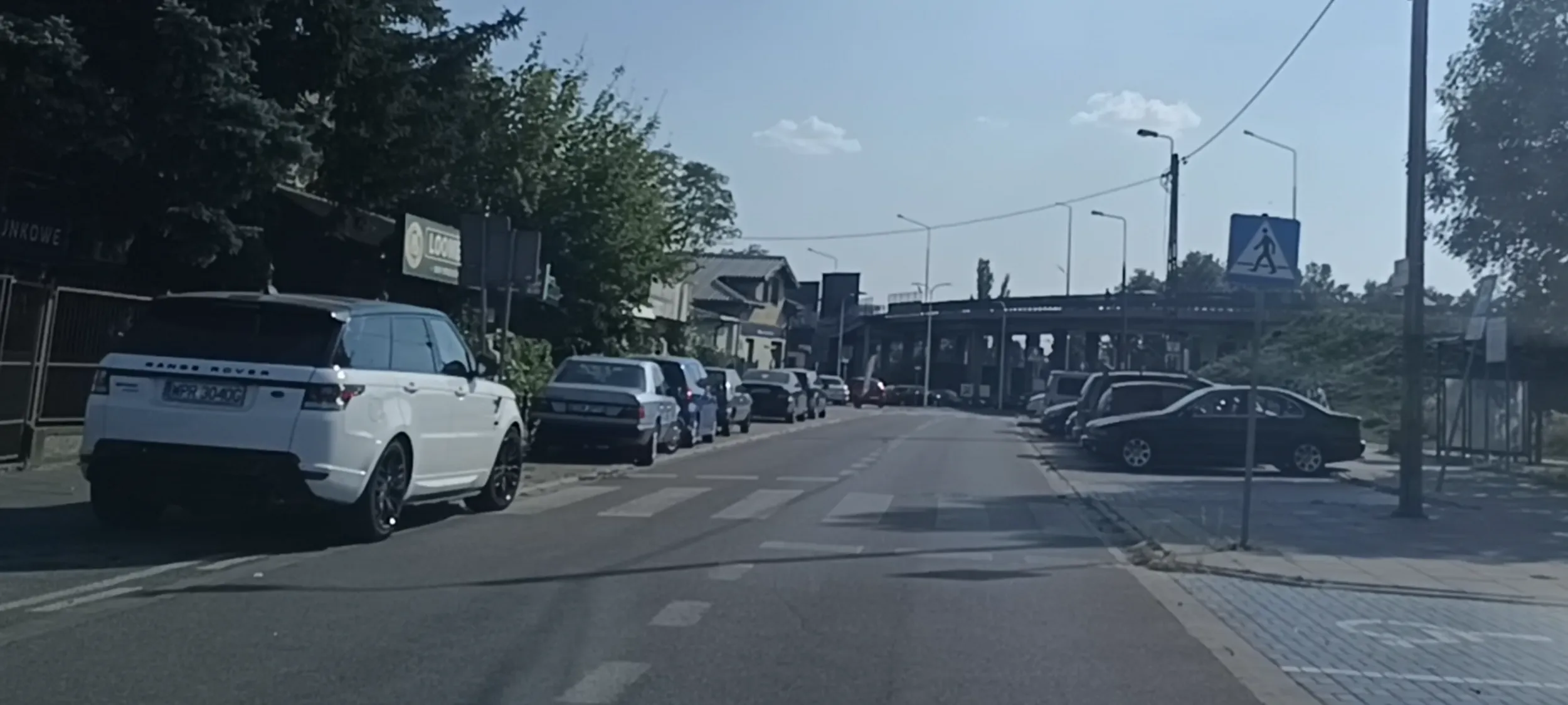 Ujek parkuje na pasach przejścia dla pieszych