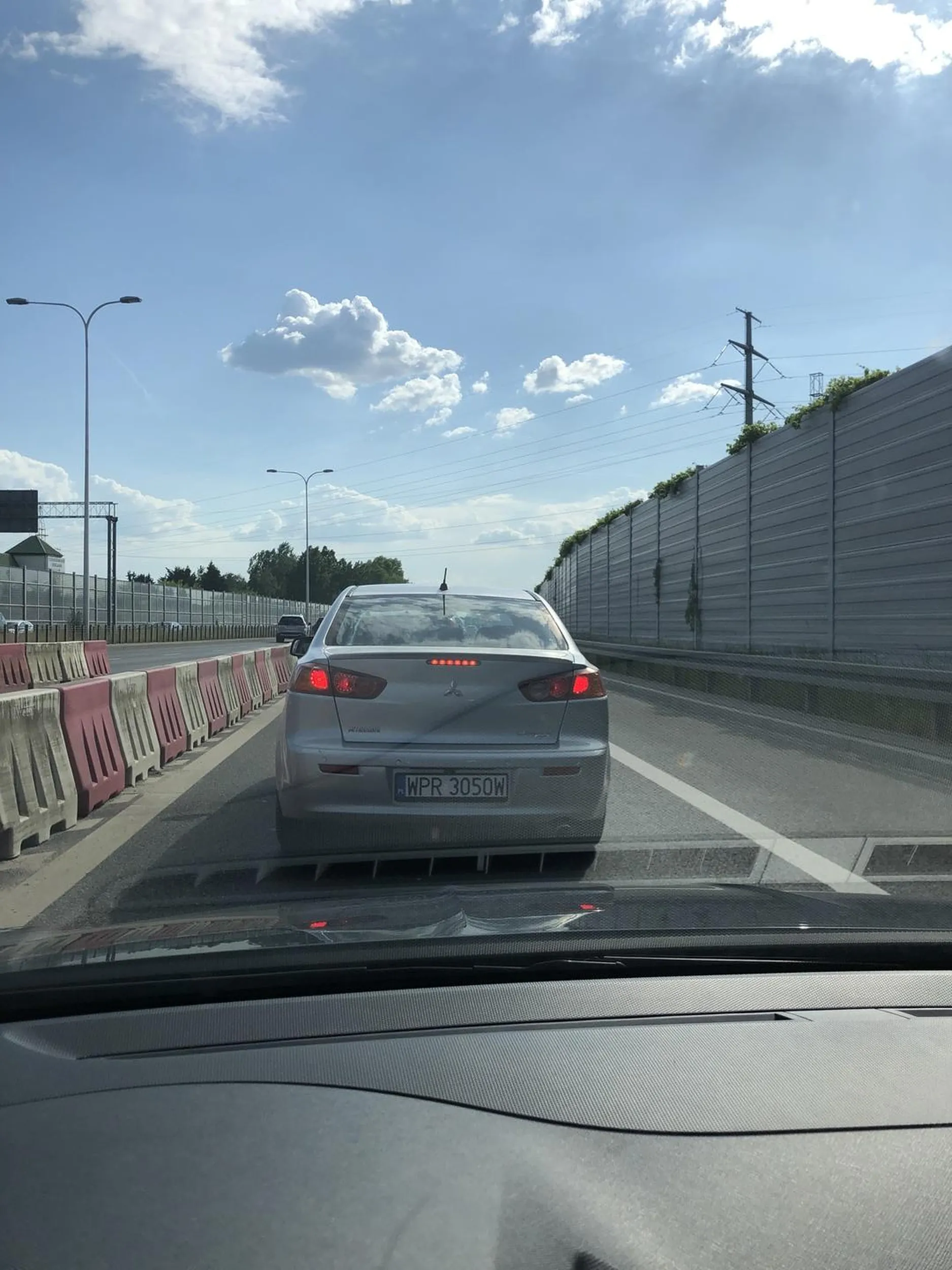 Pani kierowczyni przydałby się kurs doszkalający. Brak znajomosci przepisów i wymuszenie pierwszeństwa. Niezastosowanie jazdy na suwak przy zwężeniu drogi. Uważać.