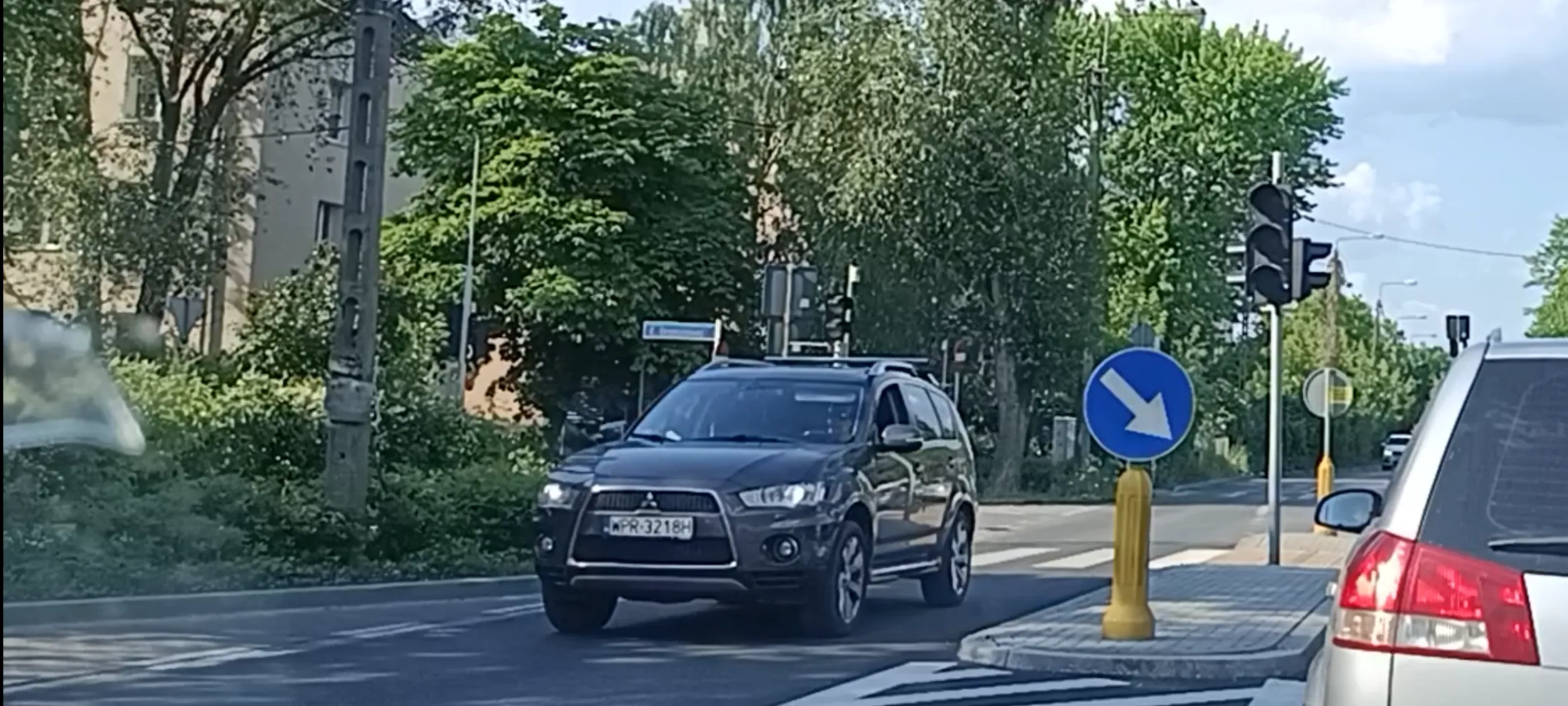 Baba Bandyta drogowych nie ustępuje pierwszeństwa pieszym na przejściu dla pieszych i przejeżdża im przed nosem ... Kiedyś baba bandyta kogoś zabije .