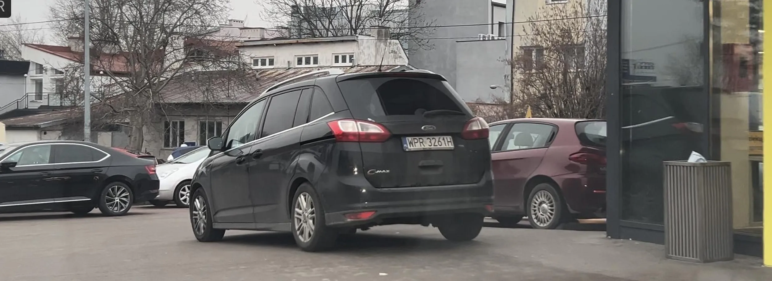 Chłop nie rozróżnia miejsc parkingowych od drogi. Ameba drogowa. Pruszków, aleje Jerozolimskie 454