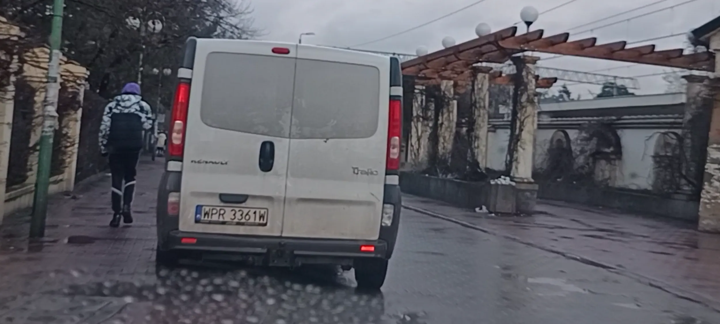 Złom stoi porzucony za znakiem zakazu zatrzymywania się i postoju B-36 w Piastowie.