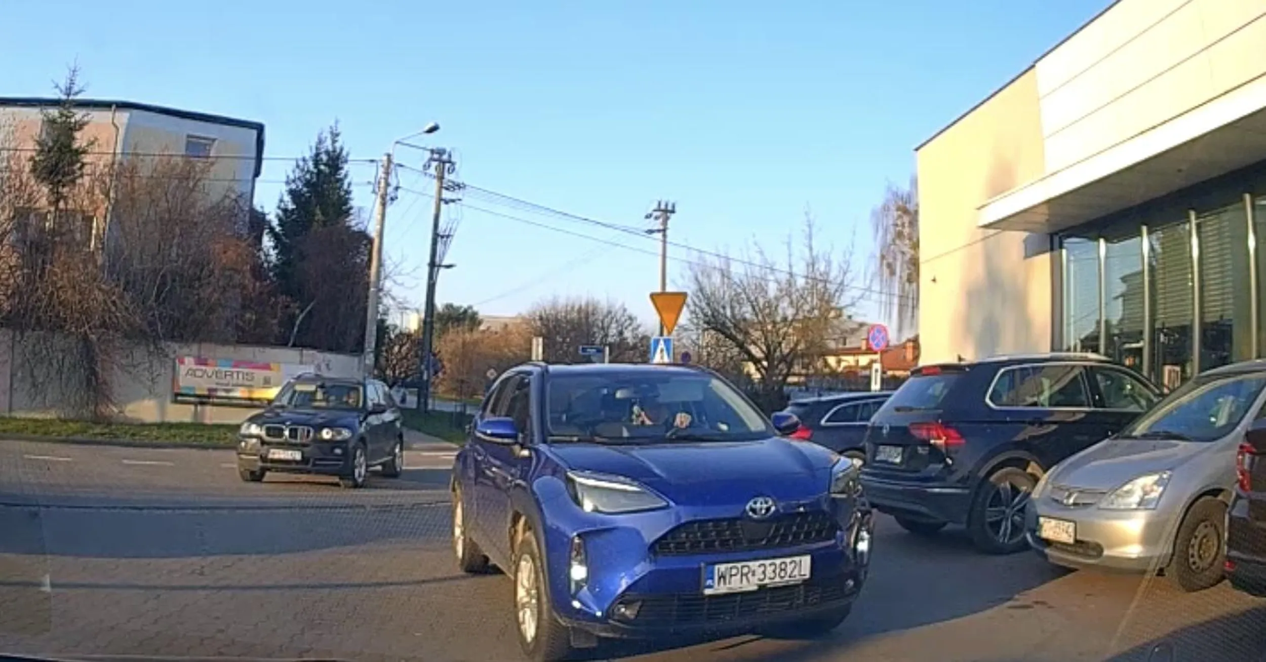 Gościu chyba z Anglii przyjechał bo pomyliły mu się strony i jeździ pod prąd na parkingu xD jeszcze się ura flet yebany