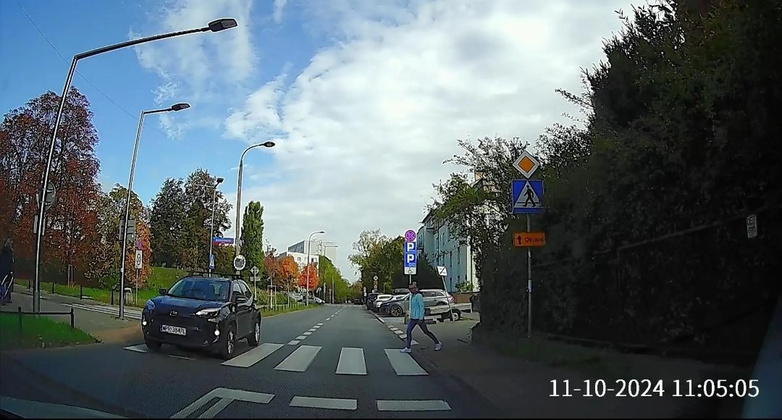 Zero jakiejkolwiek reakcji. Tym razem pieszy nie wtargnal na przejście tylko czekał, zatrzymałem się auto z na przeciwka miało dużo czasu na reakcje bo już stałem, było widno pieszy miał jasna kurtkę, mimo to Pani  postanowiła olać sytuację ciekawe czy jakby pieszy był na przejściu czy by się zorientowała czy moż bawiła sie telefonem.