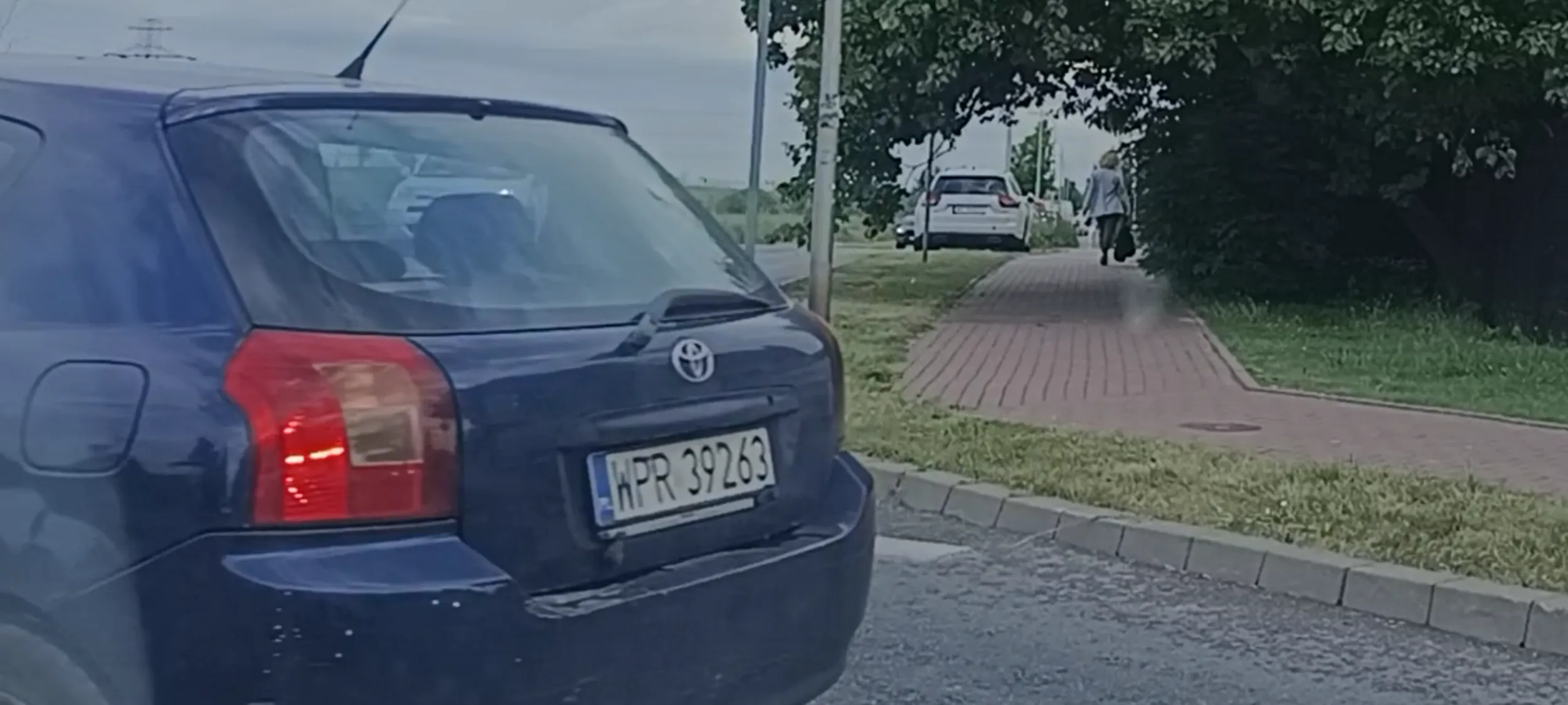 Wbija się na rondo jak rakieta z wymuszeniem pierwszeństwa przejazdu