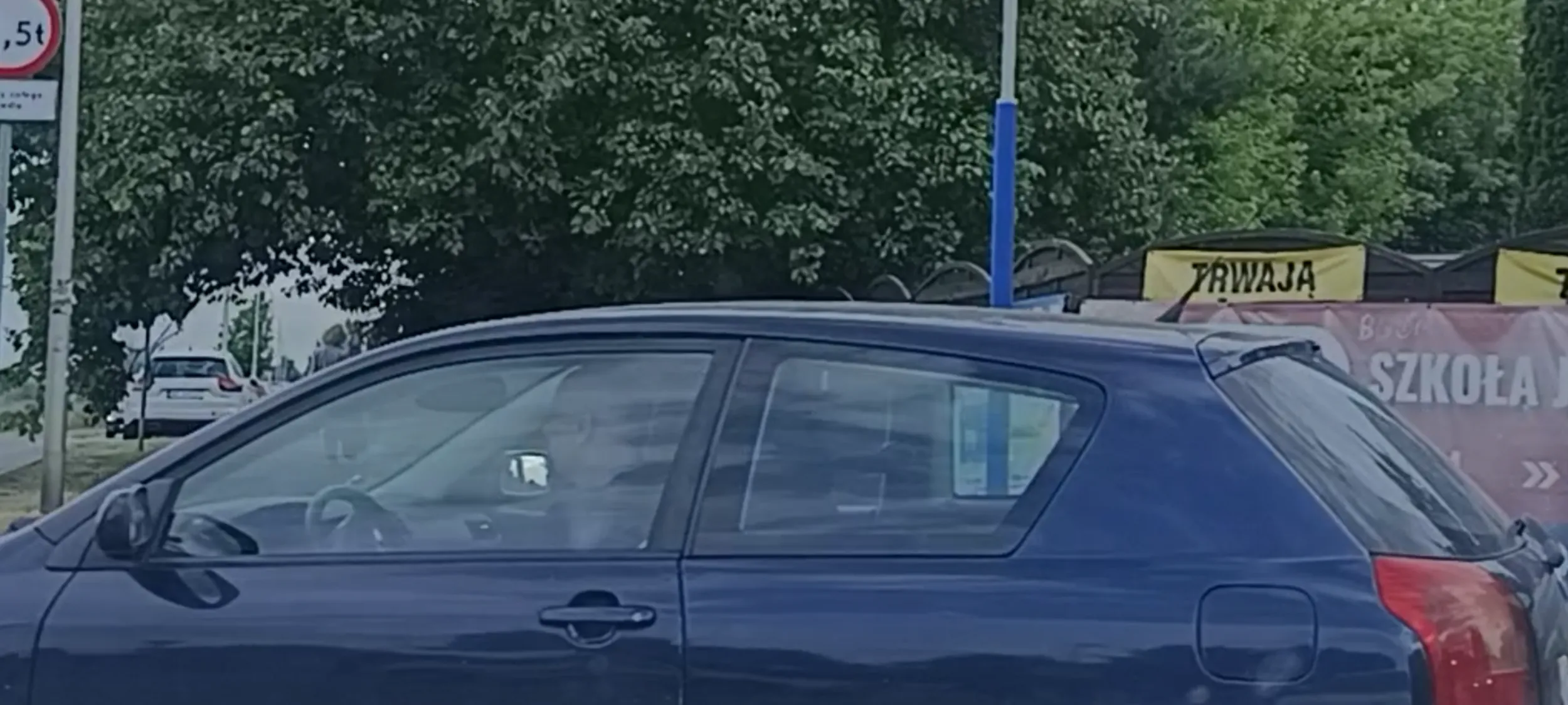 Wbija się na rondo jak rakieta z wymuszeniem pierwszeństwa przejazdu