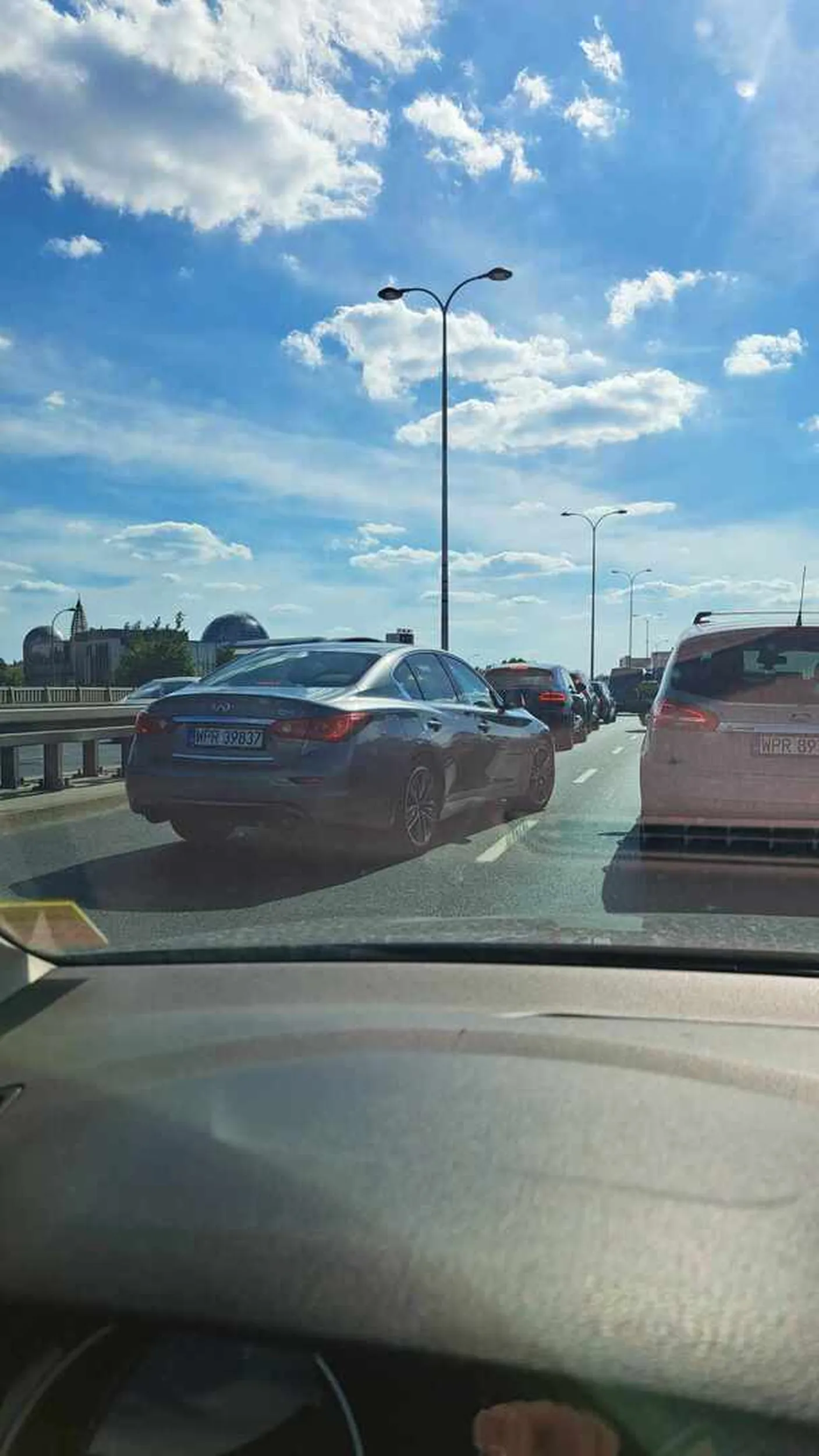 kierowca Infiniti WPR39837 próbował zmienić pas na mój, ale chyba mnie nie zauważył lub celowo próbował wymusić na mnie gwałtowne hamowanie. kiedy jednak się zatrzymał, a ja przejechałem i go strąbiłem to wtedy odpalił się w nim psychopata. gość zaczął agresywnie jeździć siedząc mi na zderzaku i trąbiąc, kilka razy próbował zajechać mi drogę. typ całkowicie niezrównoważony psychicznie, powinien się leczyć. oczywiście od razu zadzwoniłem na 112 podając szczegóły pojazdu i psychopatycznego kierowcy, ale prawdopodobnie nie udało się go zatrzymać bo bardzo szybko się oddalił