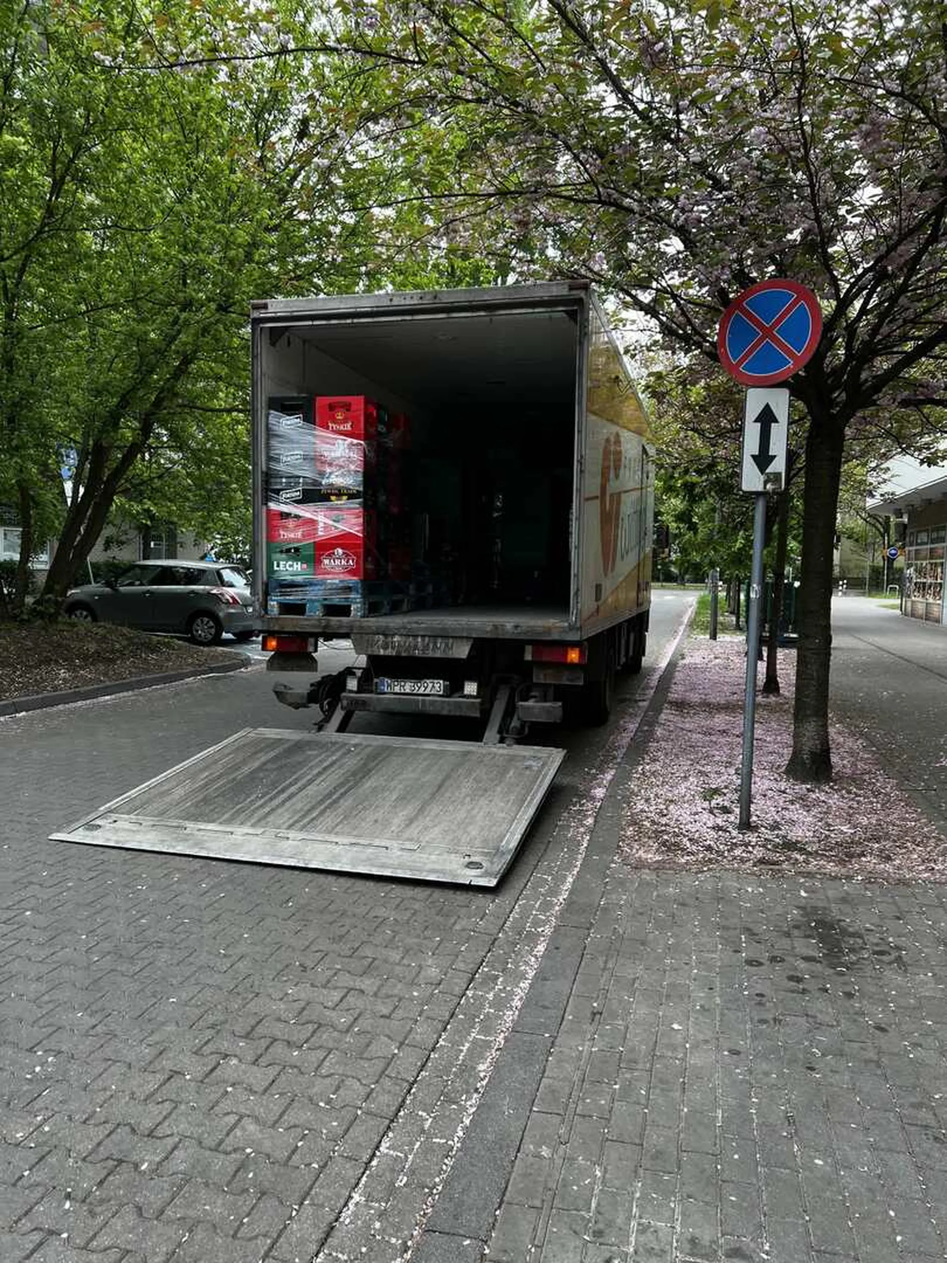 Kierowca wulgarny i niekulturalny. Dostawy na zakazie i duzo halasu