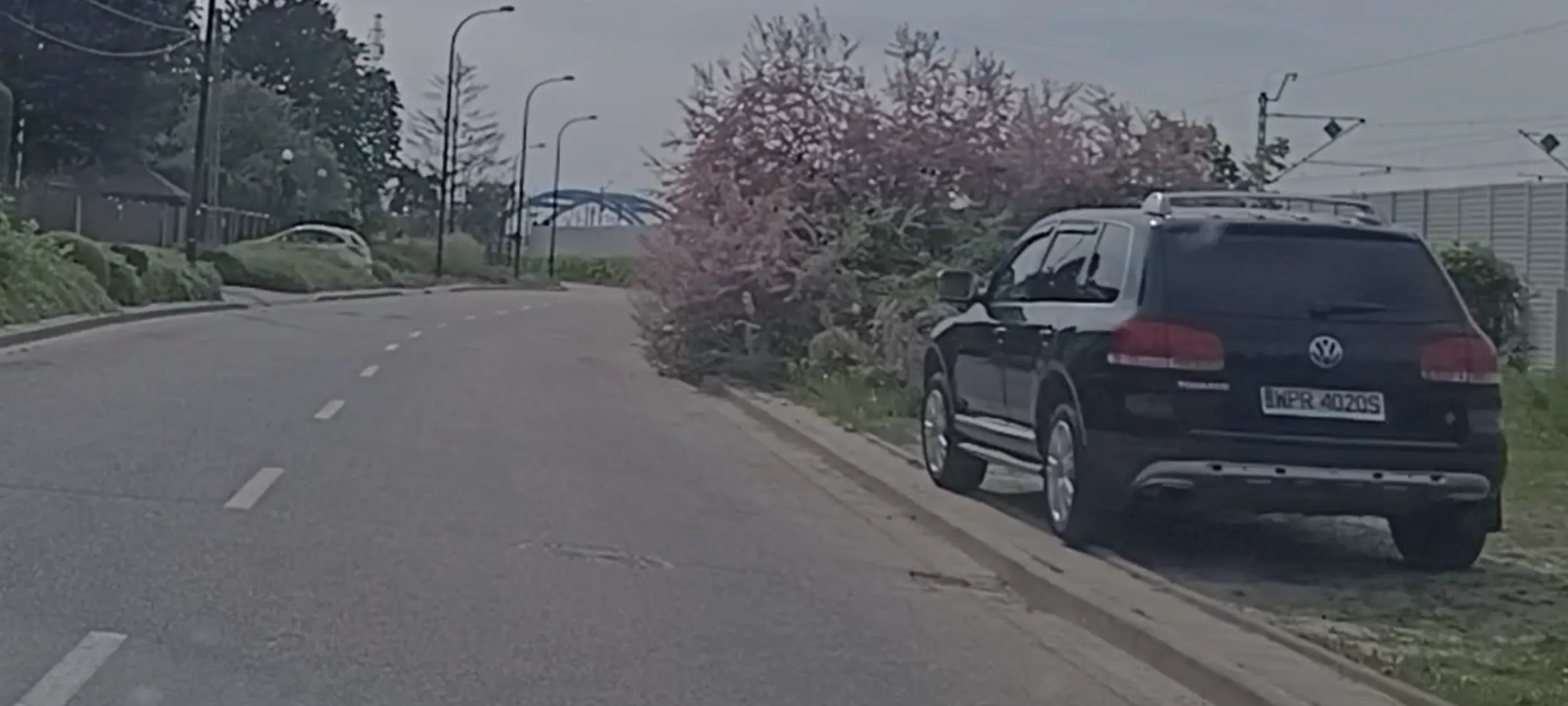 Buc zaparkował złoma na trawie a tu nie ma parkingu.