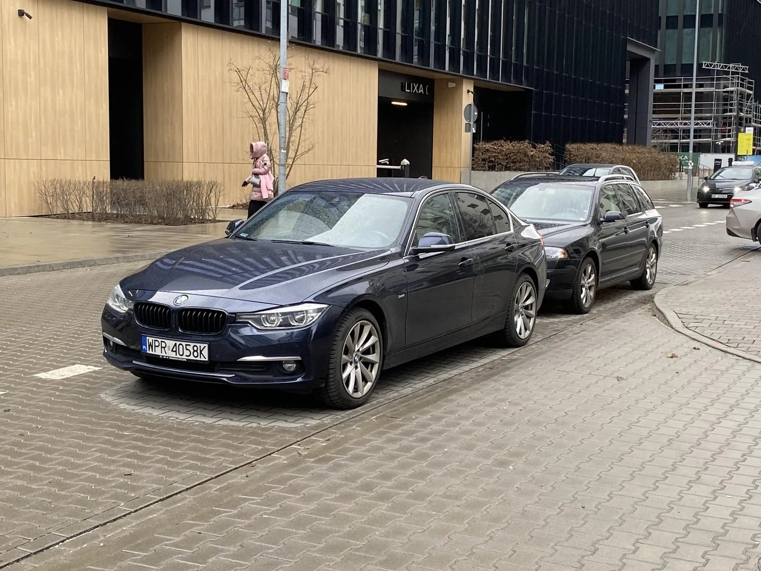 BMW to czasem nie stan posiadania - takie zaparkowanie w wyjezdzie to stan Braku Mozgu Wogole.