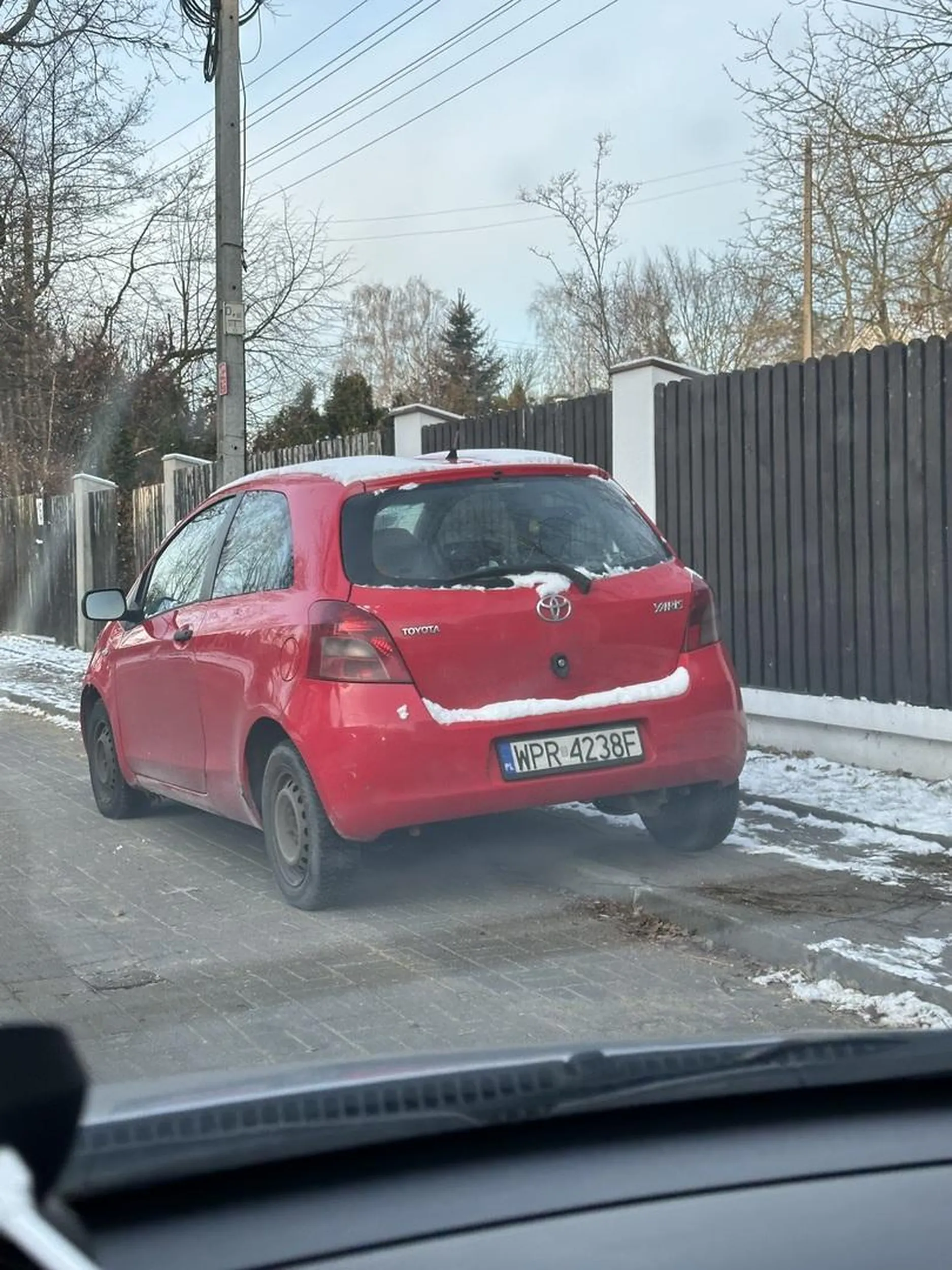 blokuje CAŁY chodnik swoim autem
