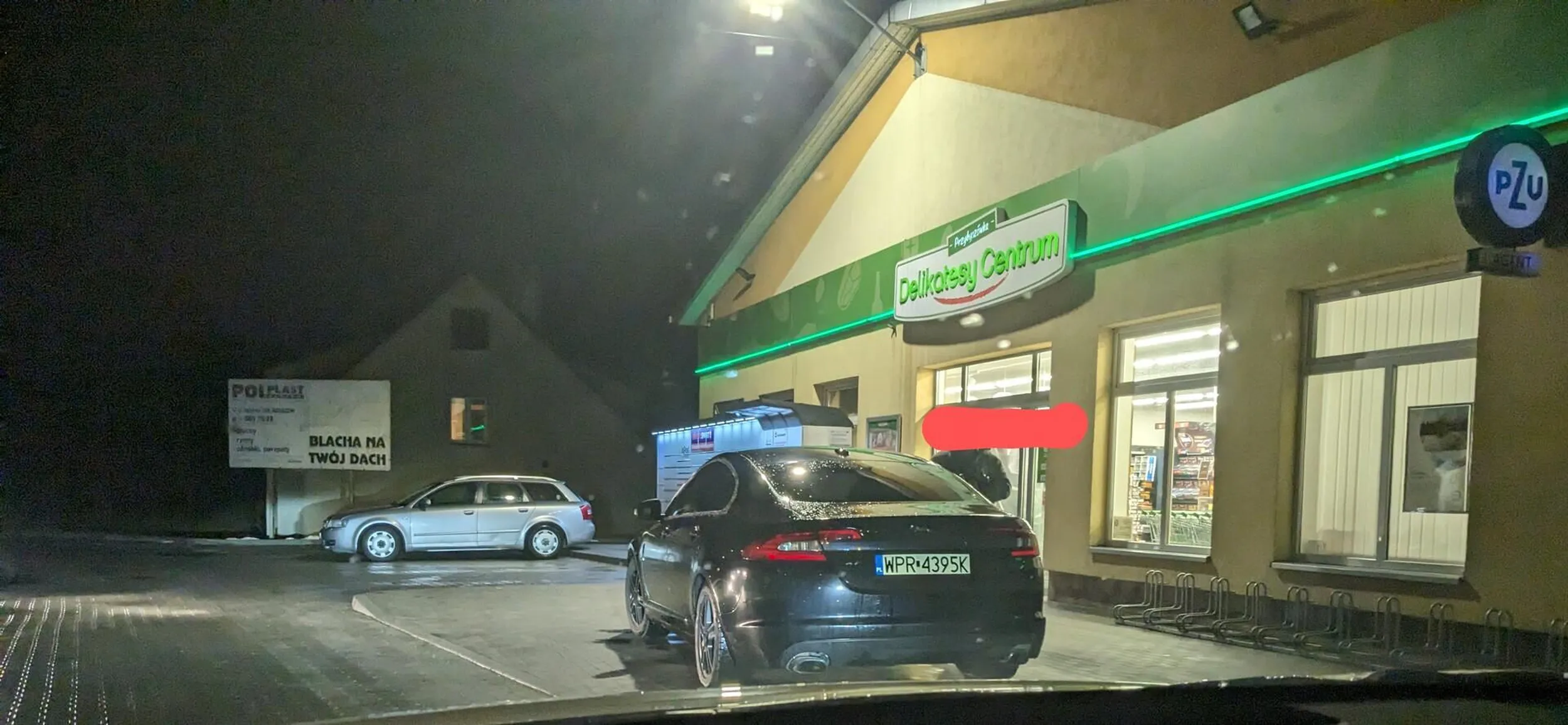 Jakby mógł to by wjechał do sklepu, a miejsca na parkingu nie brakowało