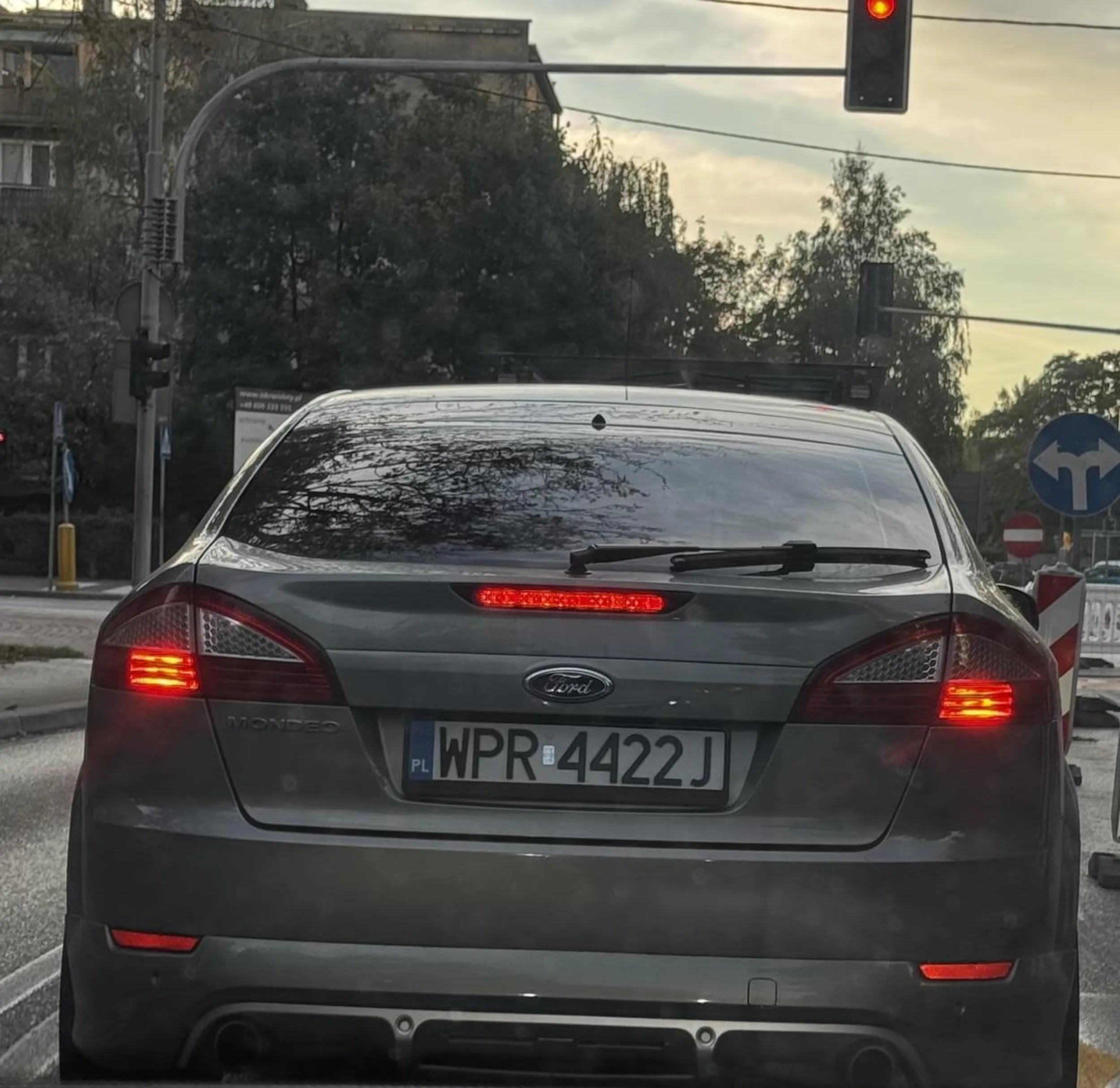 Wymusza pierwszeństwo. Hamuje przed maską oraz wjeżdża pod zakaz widoczny na wprost na zdjęciu. Prawko do zabrania