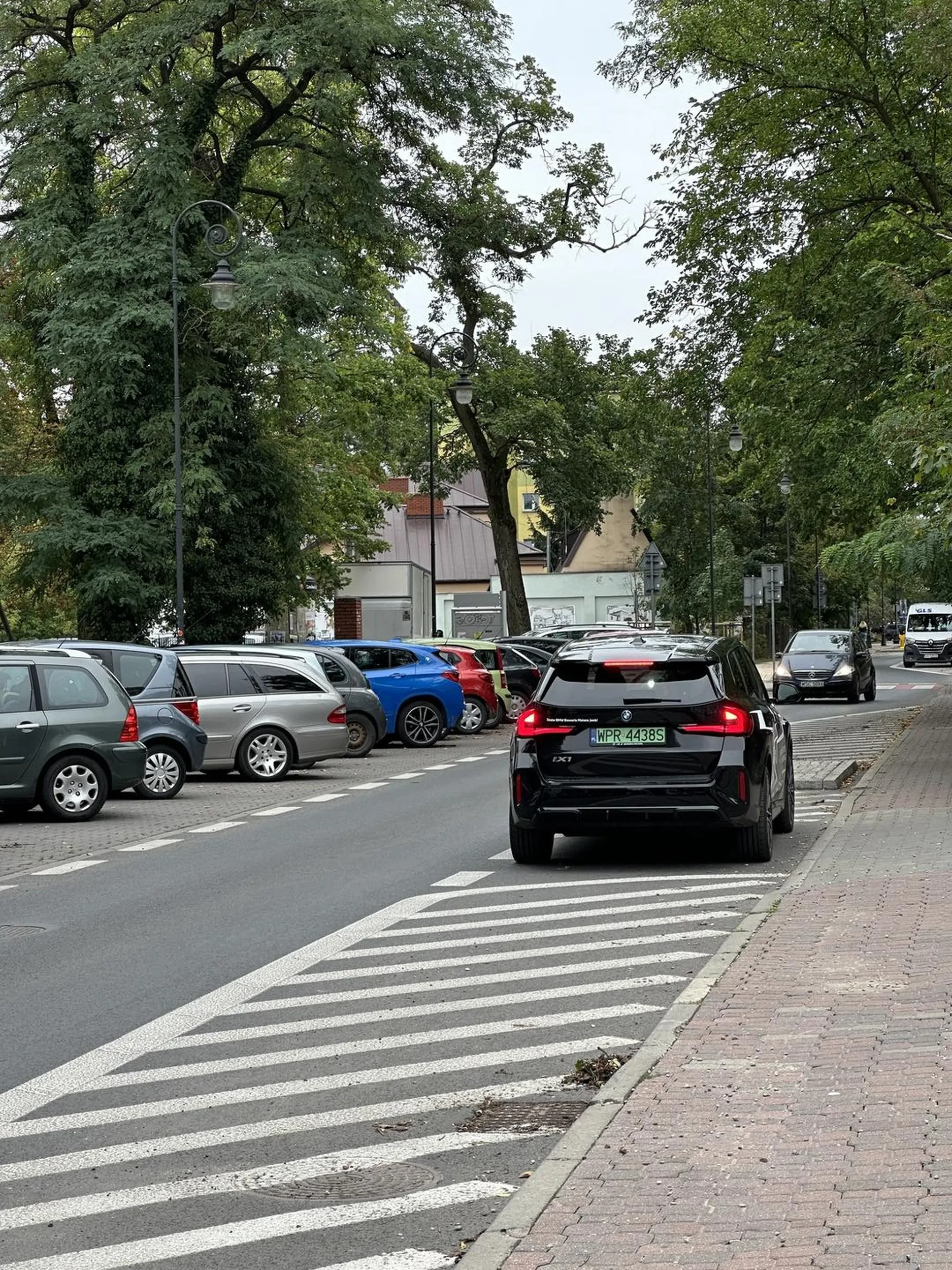 Pani o blond włosach przejechała dziś spory kawałek jednokierunkowej ulicy Kilińskiego w Grodzisku Mazowieckiem pod prąd. Gratuluje pomysłu. Samochód oklejony reklamami salonu BMW w Jankach - albo służbowy albo pokazowy, tak czy siak reklama słaba…