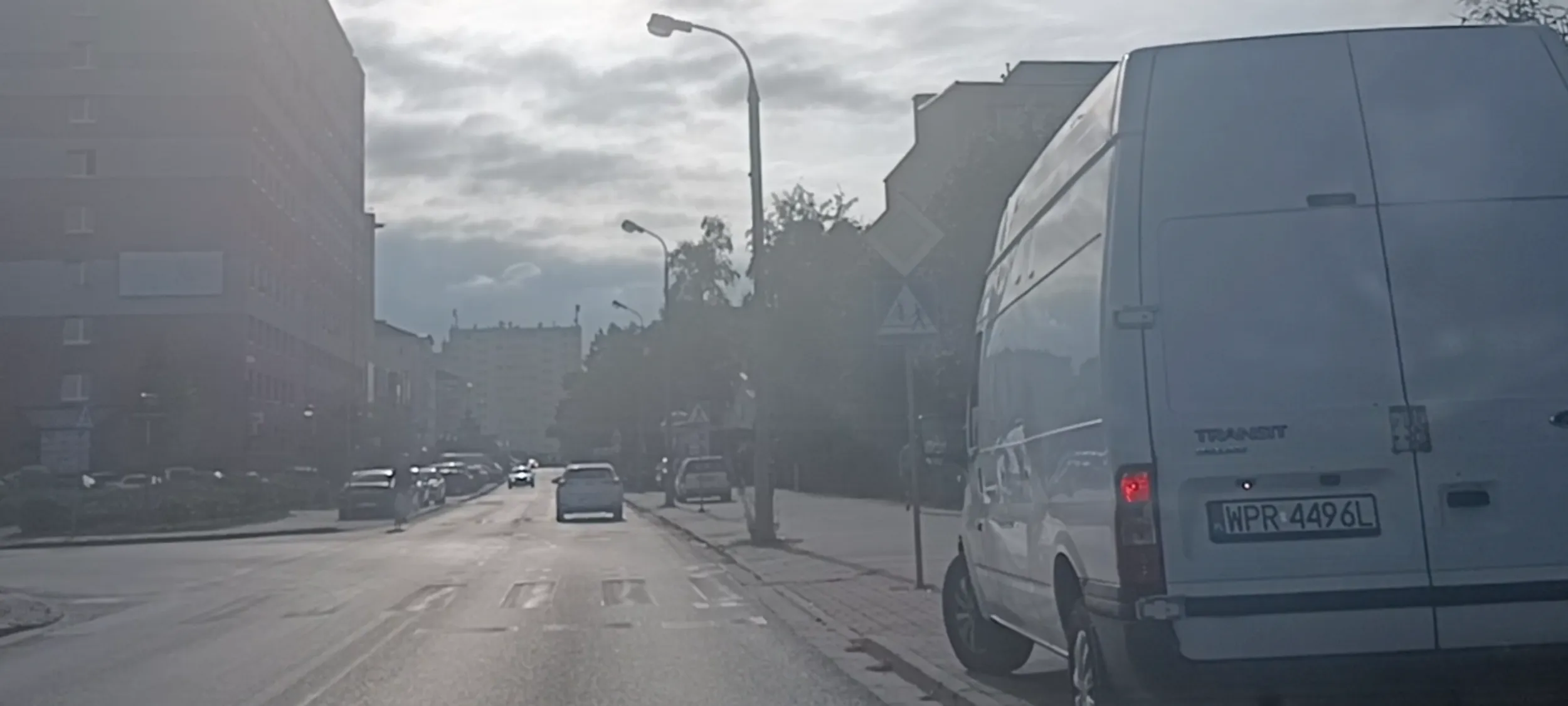 Nie wolno parkować przed przejściem dla pieszych