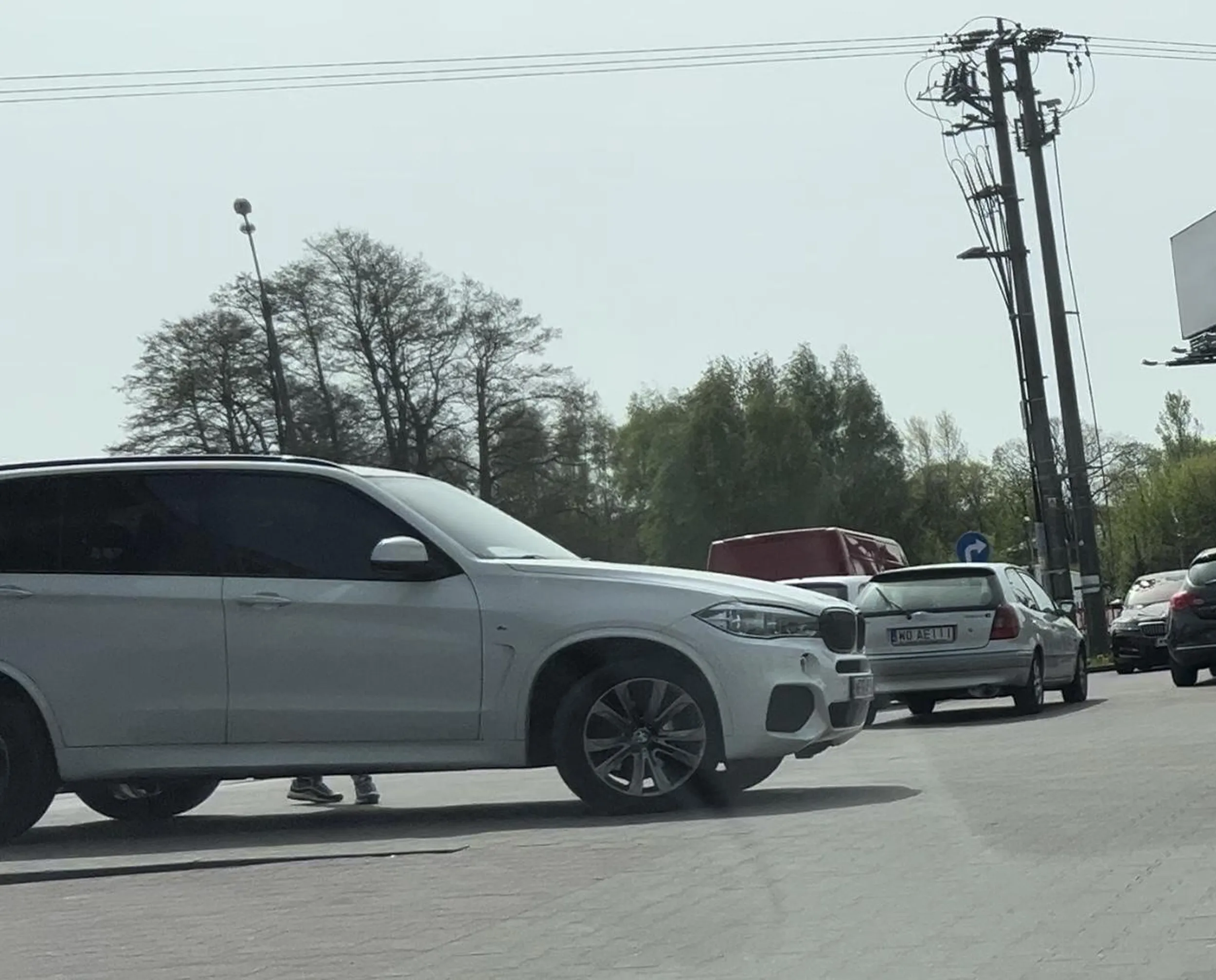 Ameba parkingowa, widać parking pusty… ale musi stanąć tak aby utrudnić przejazd. Pruszków aleje Jerozolimskie 454