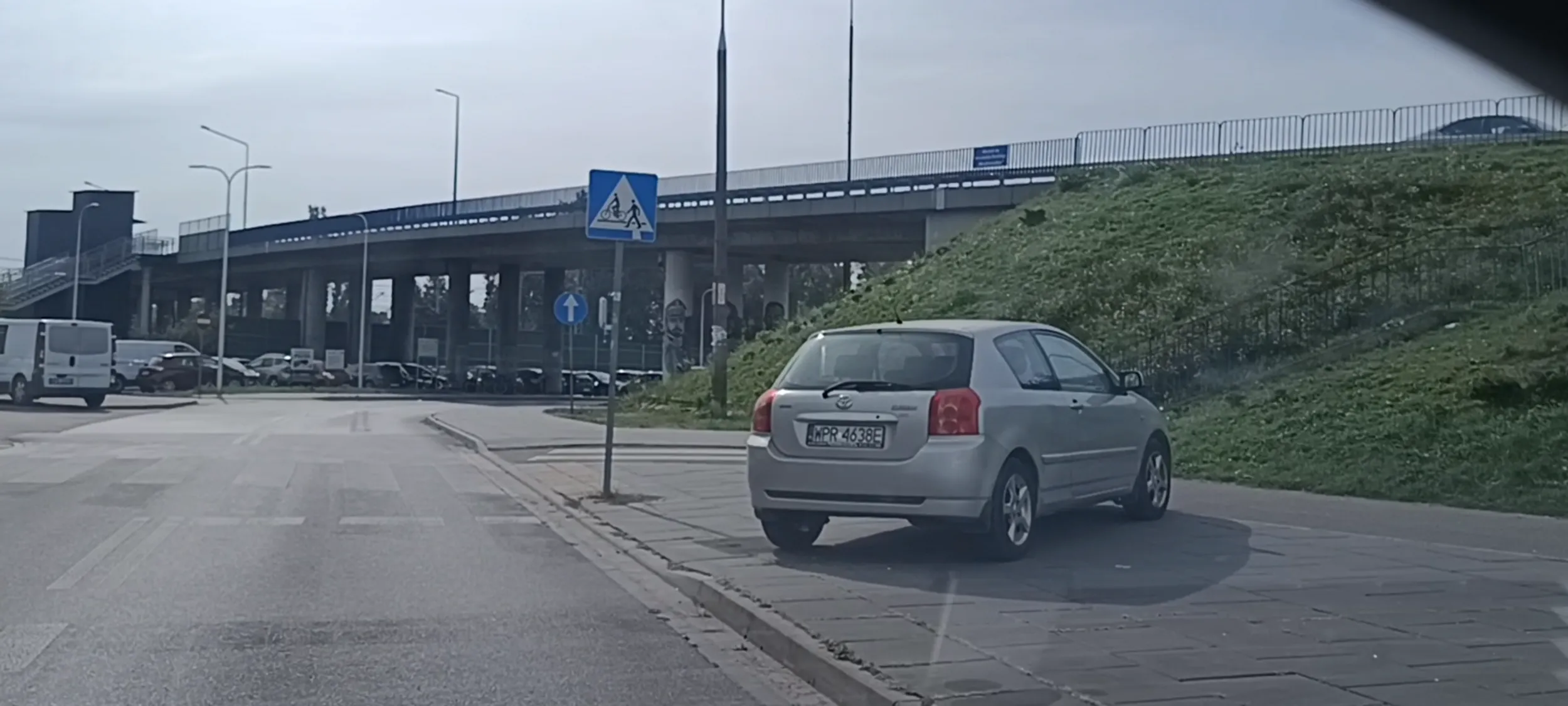 Patokierowca parkuje na chodniku przy samym przejściu dla pieszych a 5m wcześniej są wyznaczone miejsca do parkowania z parkingiem.