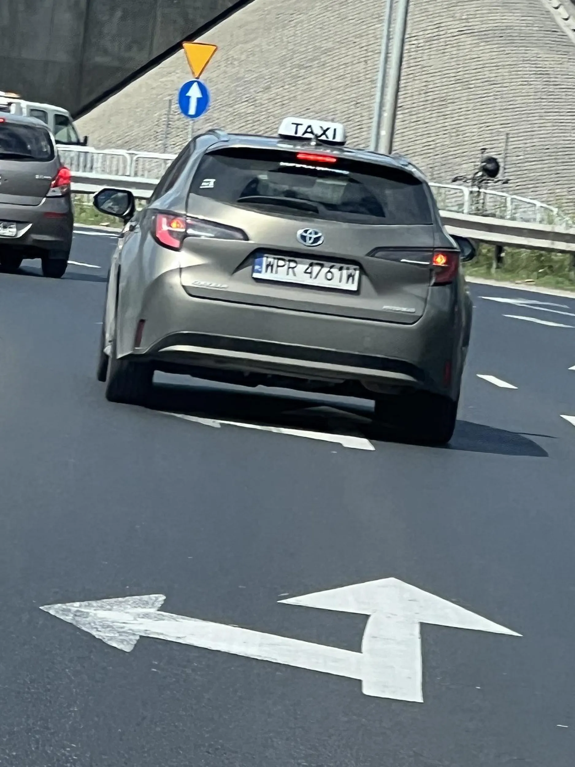 Pijany kierowca taxi nie powinien wozić kogokolwiek. Zajeżdża drogę, próbuje wymusić stłuczke. Kierowca pod wpływem alkoholu i/lub narkotyków