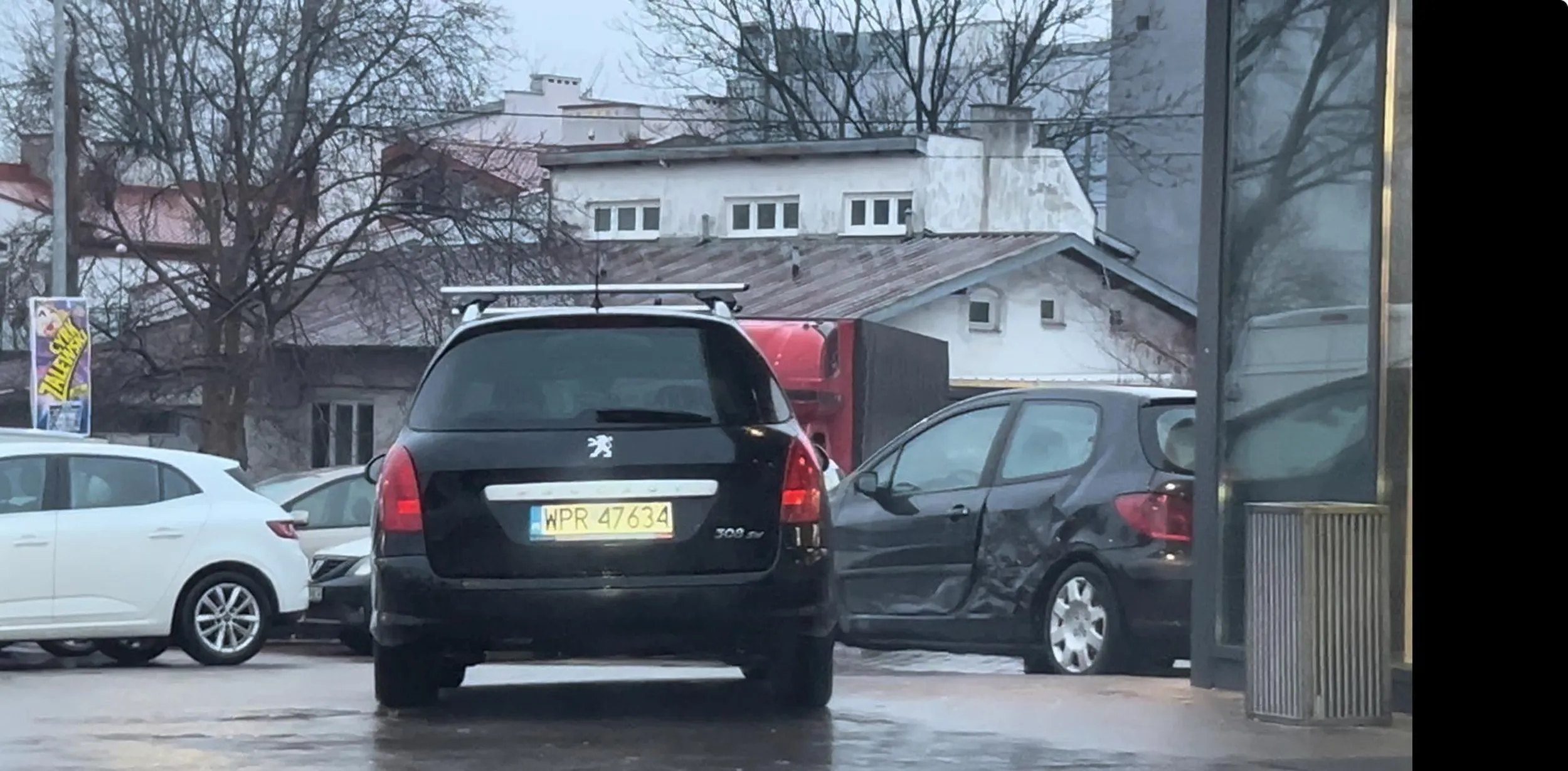 Ameba parkingowa, blokuje przejazd i parkuje w wejściu utrudniając przejście/przejazd innym. Pruszków, aleje Jerozolimskie 454