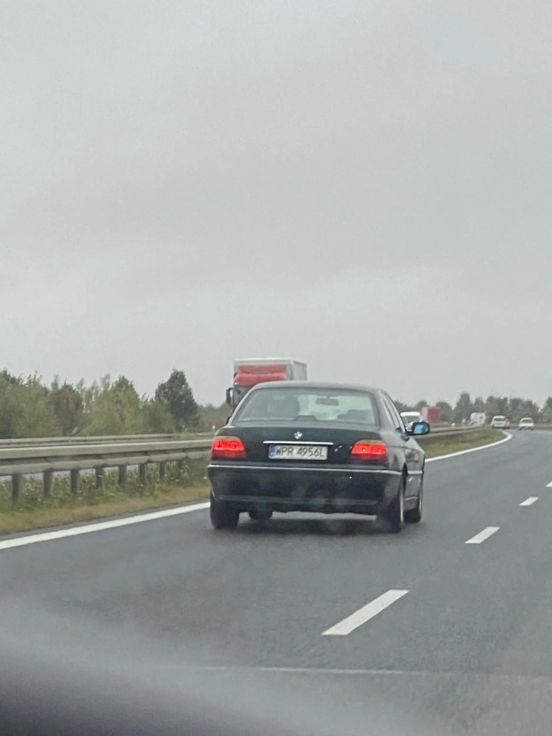 Starszy Pan przejechał lewym pasem z Wrocławia do Łodzi non stop 50km z trzema autami wyprzedzającymi go z prawej. Trzymanie się zaraz za nim albo na prawym pasie nie pomagało.