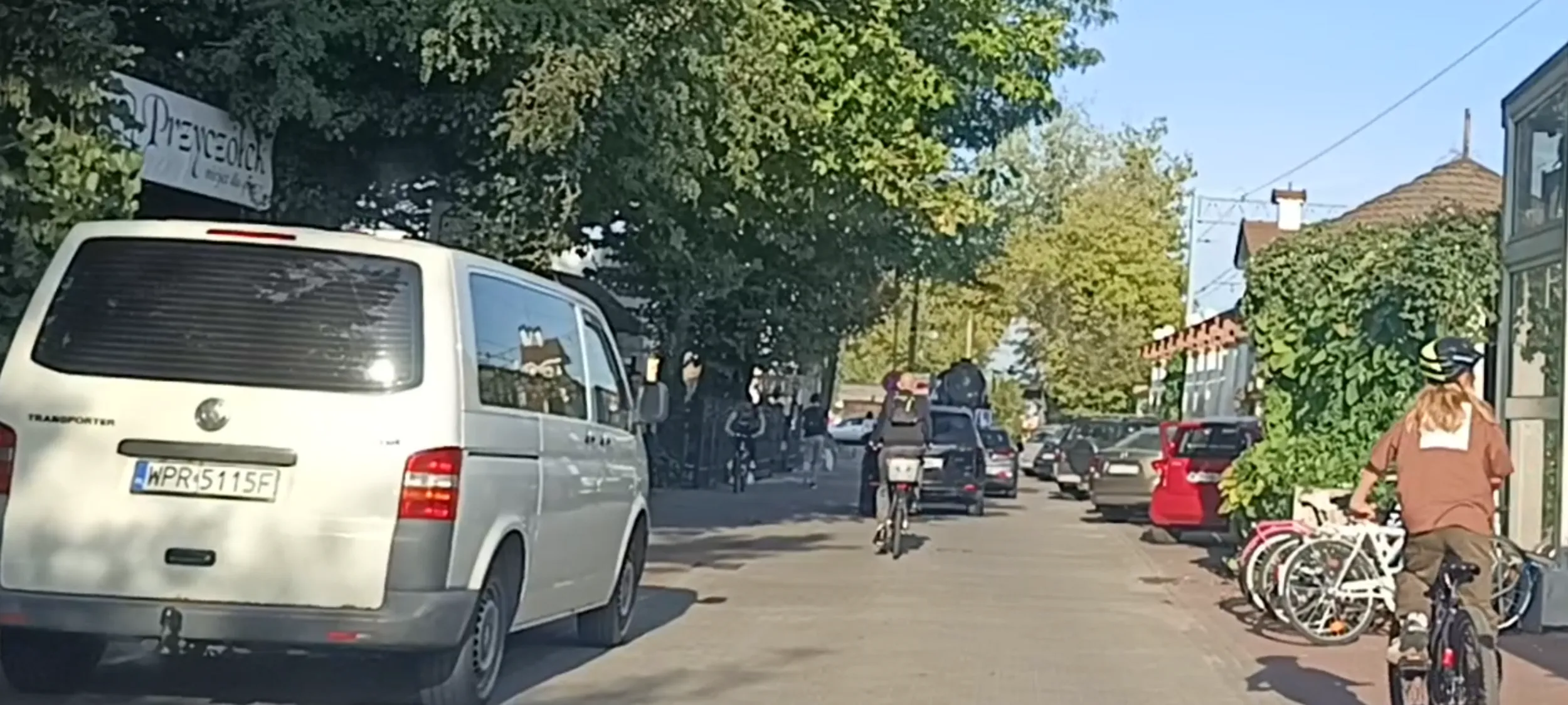 Patologia parkuje na chodniku i na ulicy gdzie jest zakaz zatrzymywania się i postoju B-36