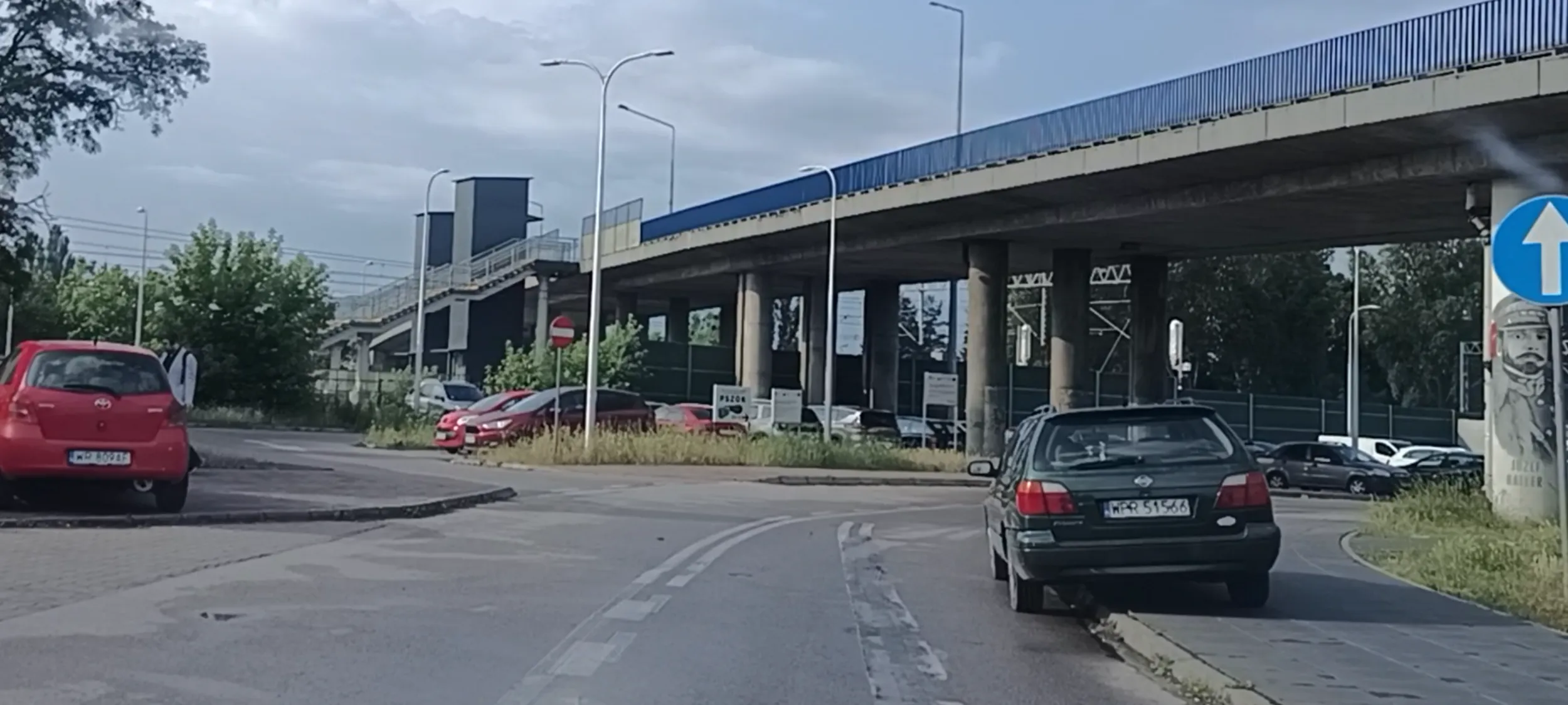 Ameba parkingowa stoi na ulicy na zakręcie i zasłania widoczność na zakręcie