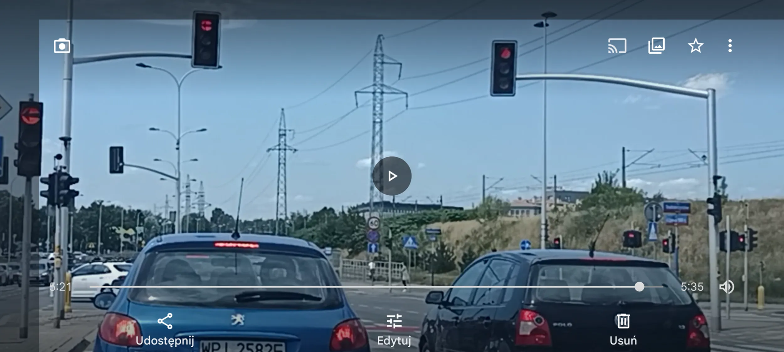 Tu ciapaty z wizą pracowniczą zapewne wydaną przez PIS za pieniądze, ma polskie prawo za nic i wbija się z pasa do jazdy prosto na pas do skrętu w lewo a potem przejeżdża skrzyżowanie na czerwonym sygnalizatorze świetlnym. Dlaczego ? Bo tak mu kazał Allah Akbar  a PiS go sprawdzili i dal mi wizę .