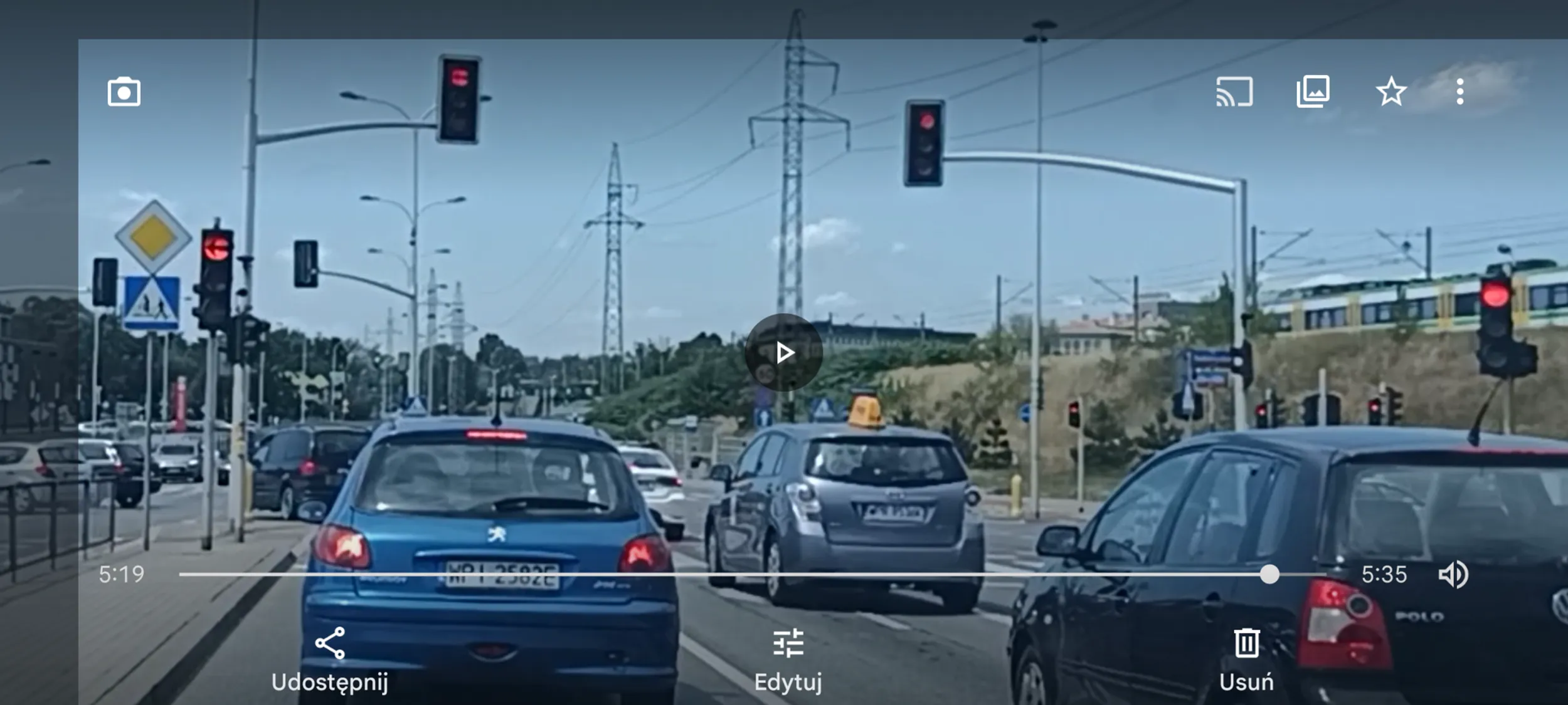 Tu ciapaty z wizą pracowniczą zapewne wydaną przez PIS za pieniądze, ma polskie prawo za nic i wbija się z pasa do jazdy prosto na pas do skrętu w lewo a potem przejeżdża skrzyżowanie na czerwonym sygnalizatorze świetlnym. Dlaczego ? Bo tak mu kazał Allah Akbar  a PiS go sprawdzili i dal mi wizę .