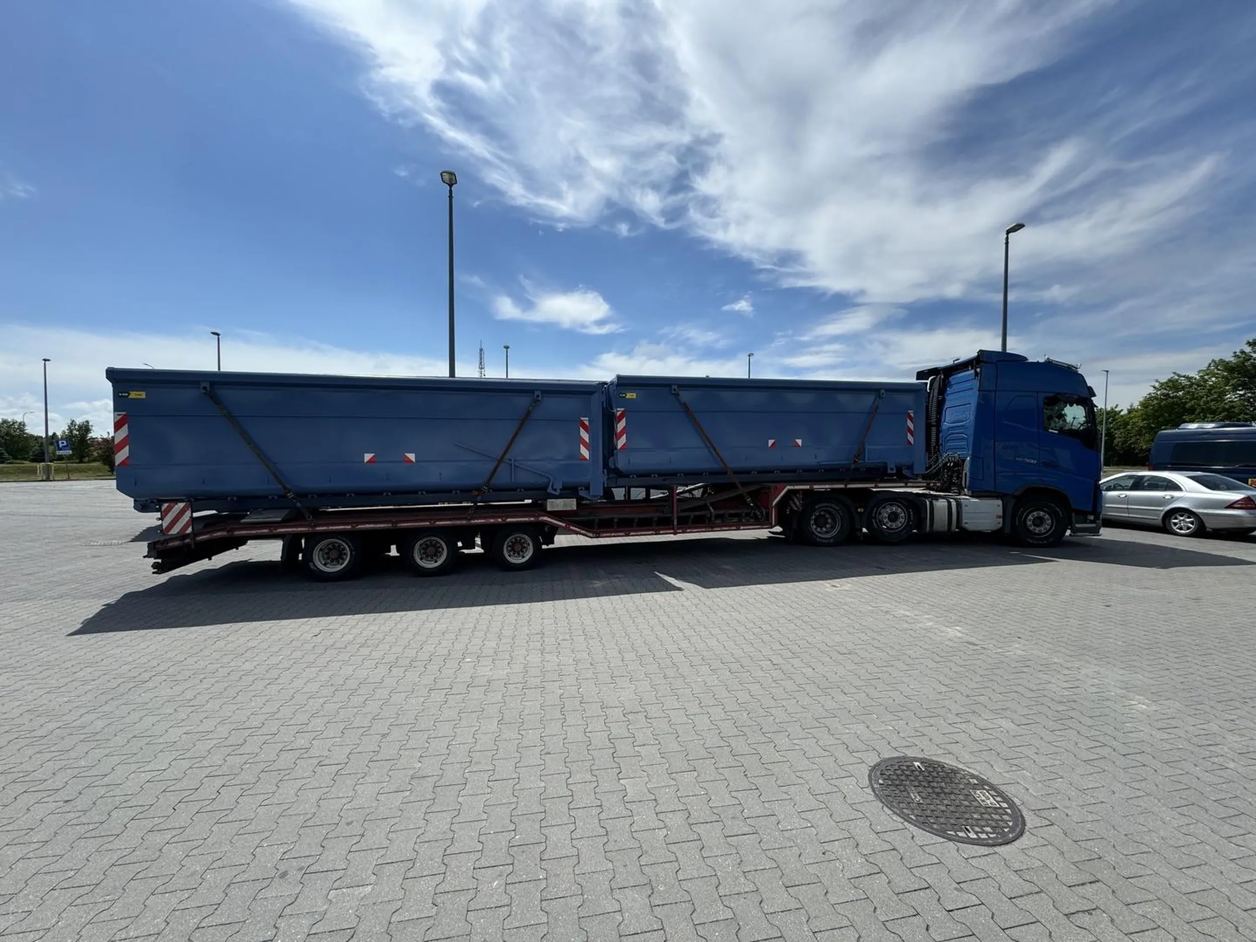 Mistrz parkowania. Zajął tym tirem 10 miejsc pod biedronką w czluchowie.